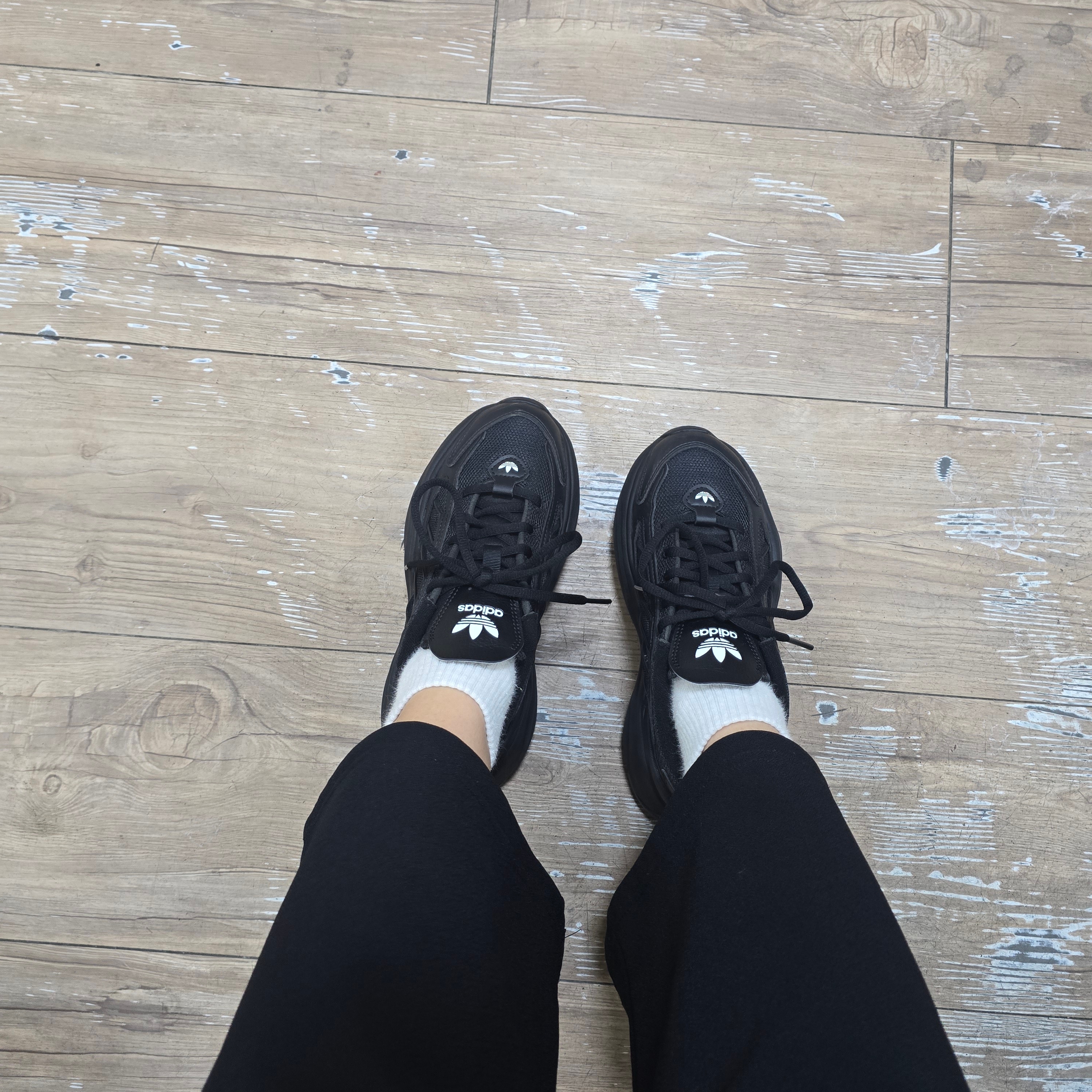 (W) Adidas Ozgaia Triple Black 착용 스타일 - 3