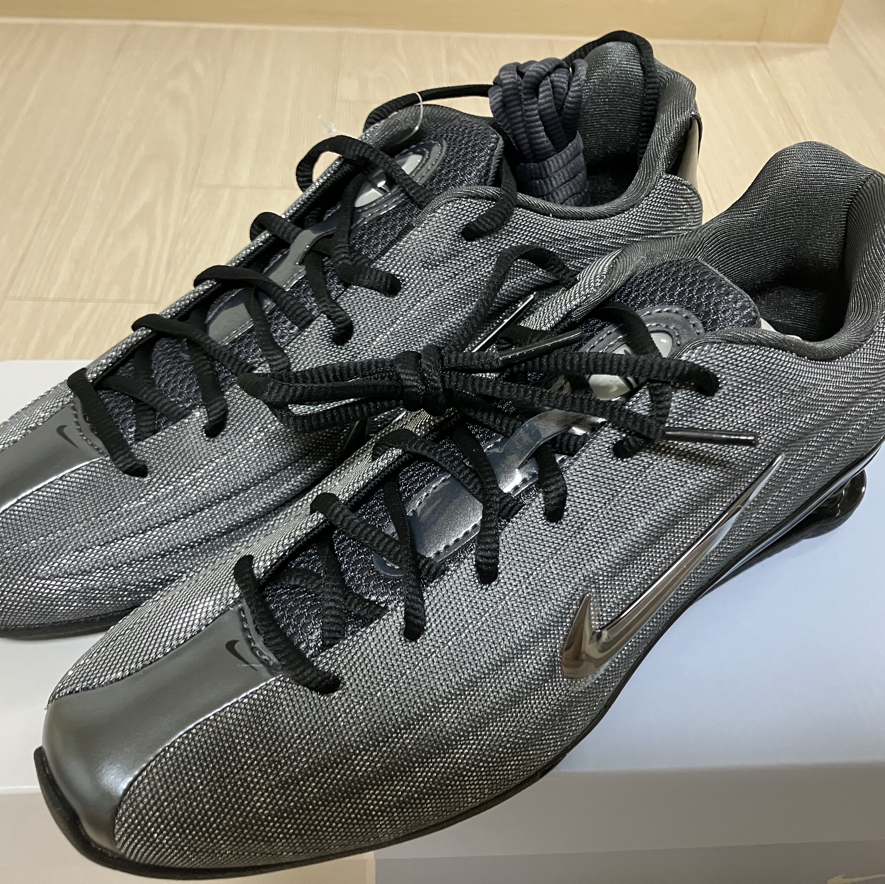 (W) Nike x Naked Shox Z Metallic Hematite Black 착용 스타일 - 2