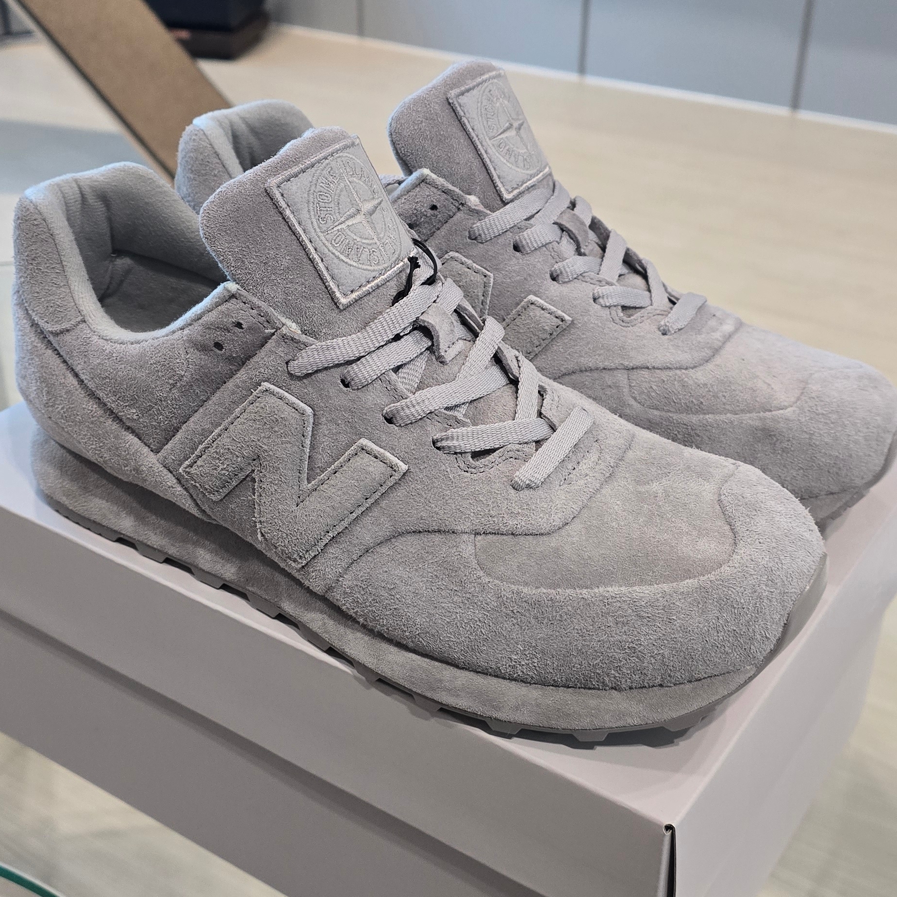 New Balance x Stone Island 574 Ghost Dust Grey 착용 스타일 - 1