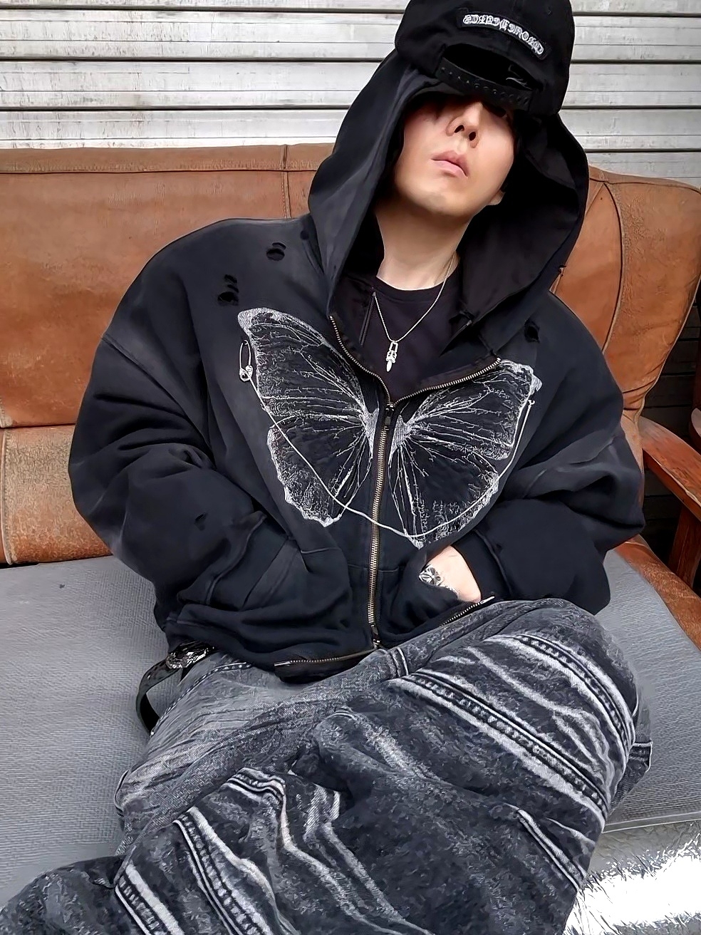 Chrome Hearts Dagger Denim Baseball Hat Black White, Dr. Martens x Rick Owens 1460 Quad Sole Mega Lace Boots Black 착용 스타일 - 2