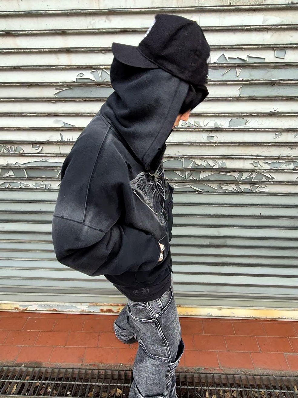 Chrome Hearts Dagger Denim Baseball Hat Black White, ROARINGRAD Washed Flip Knee Denim Pants Black 착용 스타일 - 1