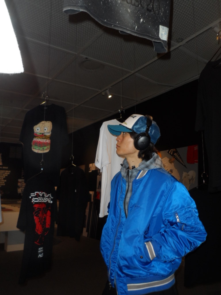 Supreme Second To None MA-1 Jacket Blue - 22SS, Bose QC Ultra Headphones 2nd Gen Triple Black (Korean Ver.) 착용 스타일 - 2