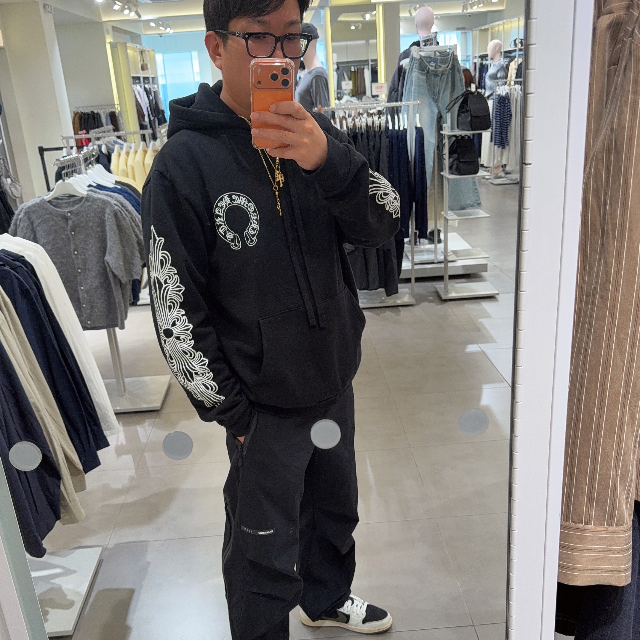 Chrome Hearts Horseshoe Floral Hoodie Black, (W) Jordan 1 x Travis Scott Retro Low OG SP Medium Olive 착용 스타일 - 1