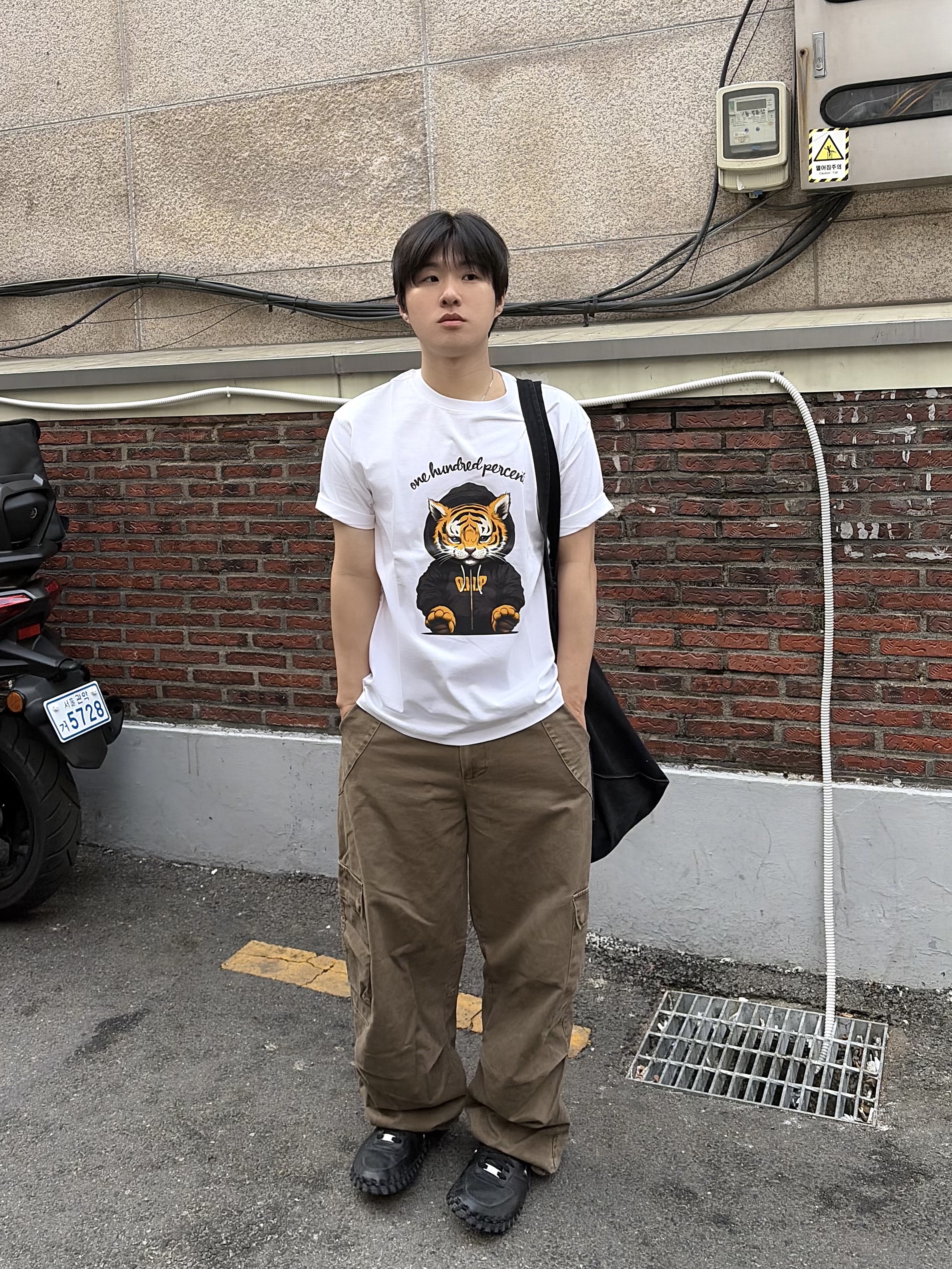 Nike x Jacquemus J Force 1 Low LX SP Black, noun Washed Cargo Pants Khaki 착용 스타일 - 3