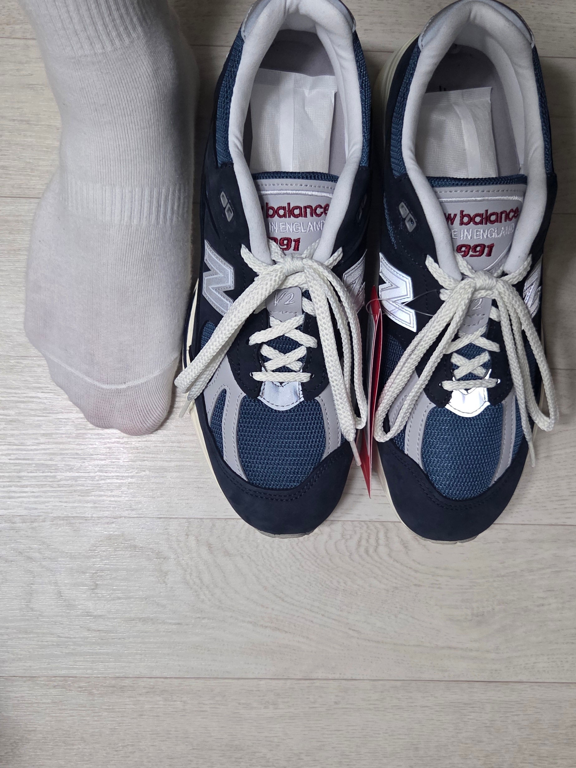 New Balance 991v2 Made in UK Total Eclipse Indian Teal, New Balance 2002R Premium Vintage Grey 착용 스타일 - 4
