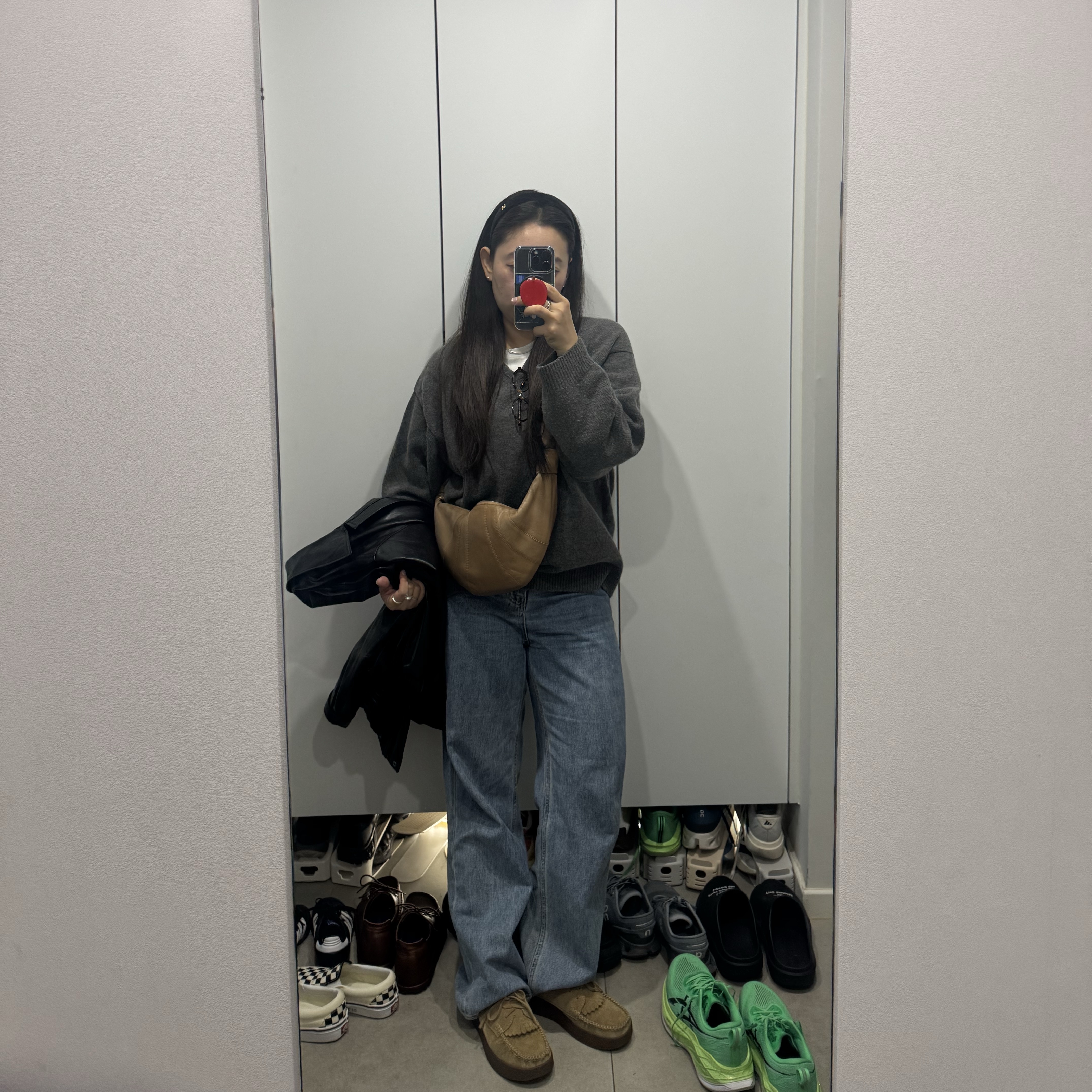 (W) Chanel Headband Velvet & Black, Lemaire Small Croissant Bag Soft Nappa Leather Safari Brown - Ssense Exclusive 착용 스타일