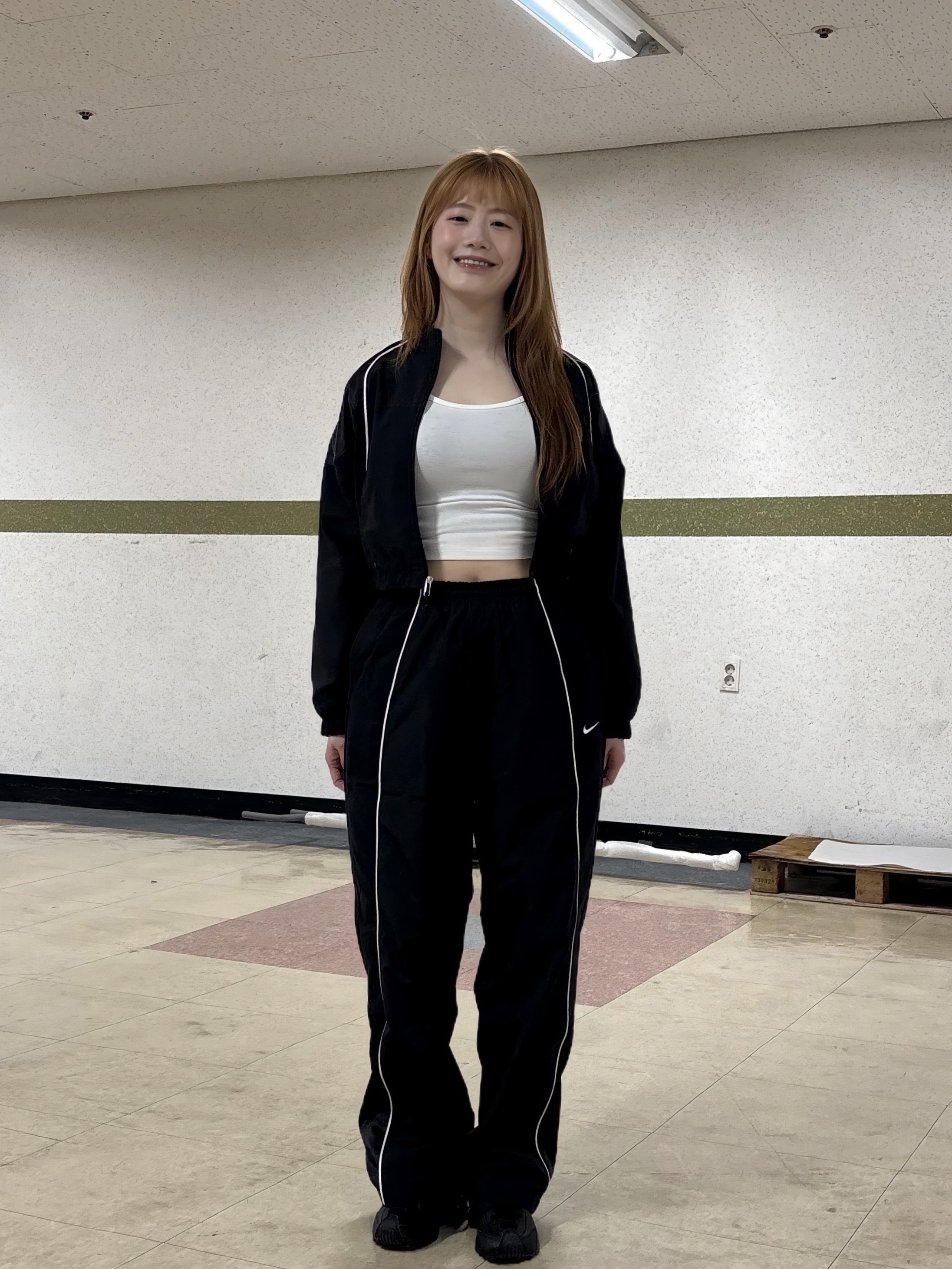 (W) Nike Shox R4 Black, (W) Nike Shrunken Tracksuit Jacket Black 착용 스타일 - 5