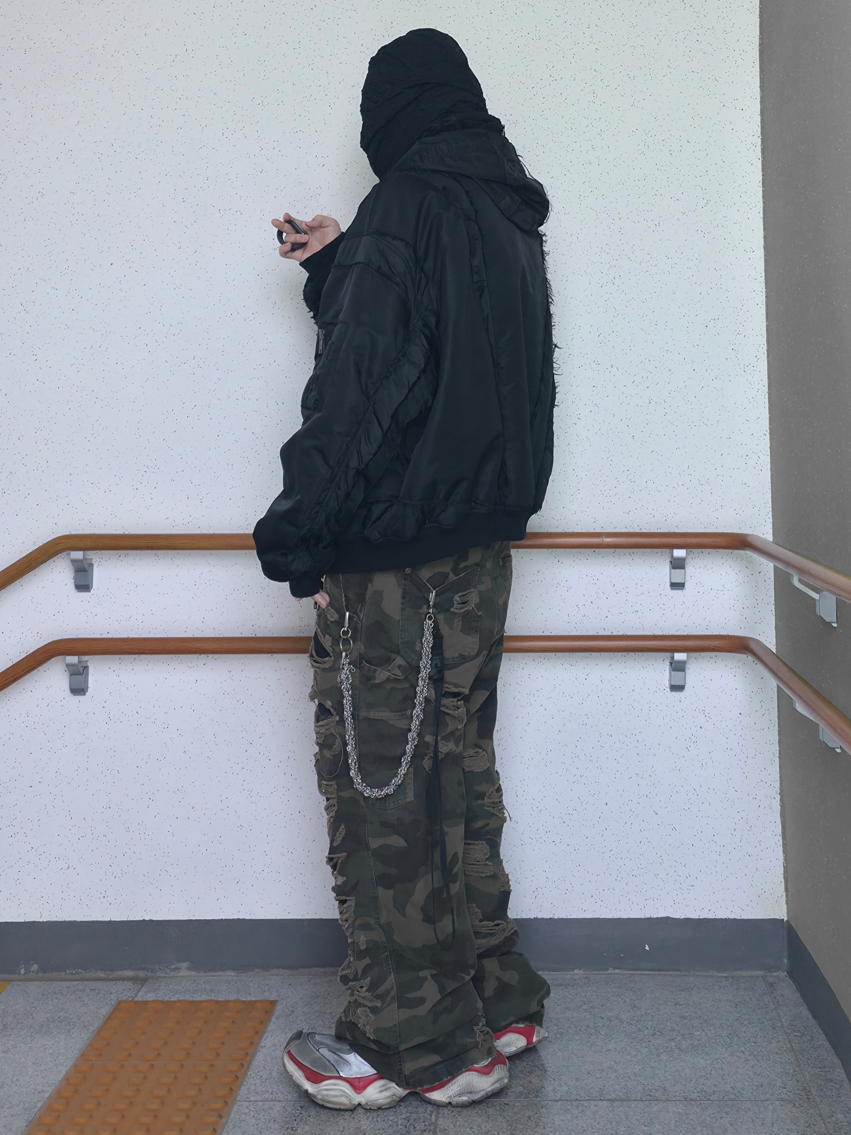 emostanceclub Double Layered Distressed Camo Pants Woodland Camo, Project G/R Reworked Hooded Bomber Jacket Black 착용 스타일 - 3