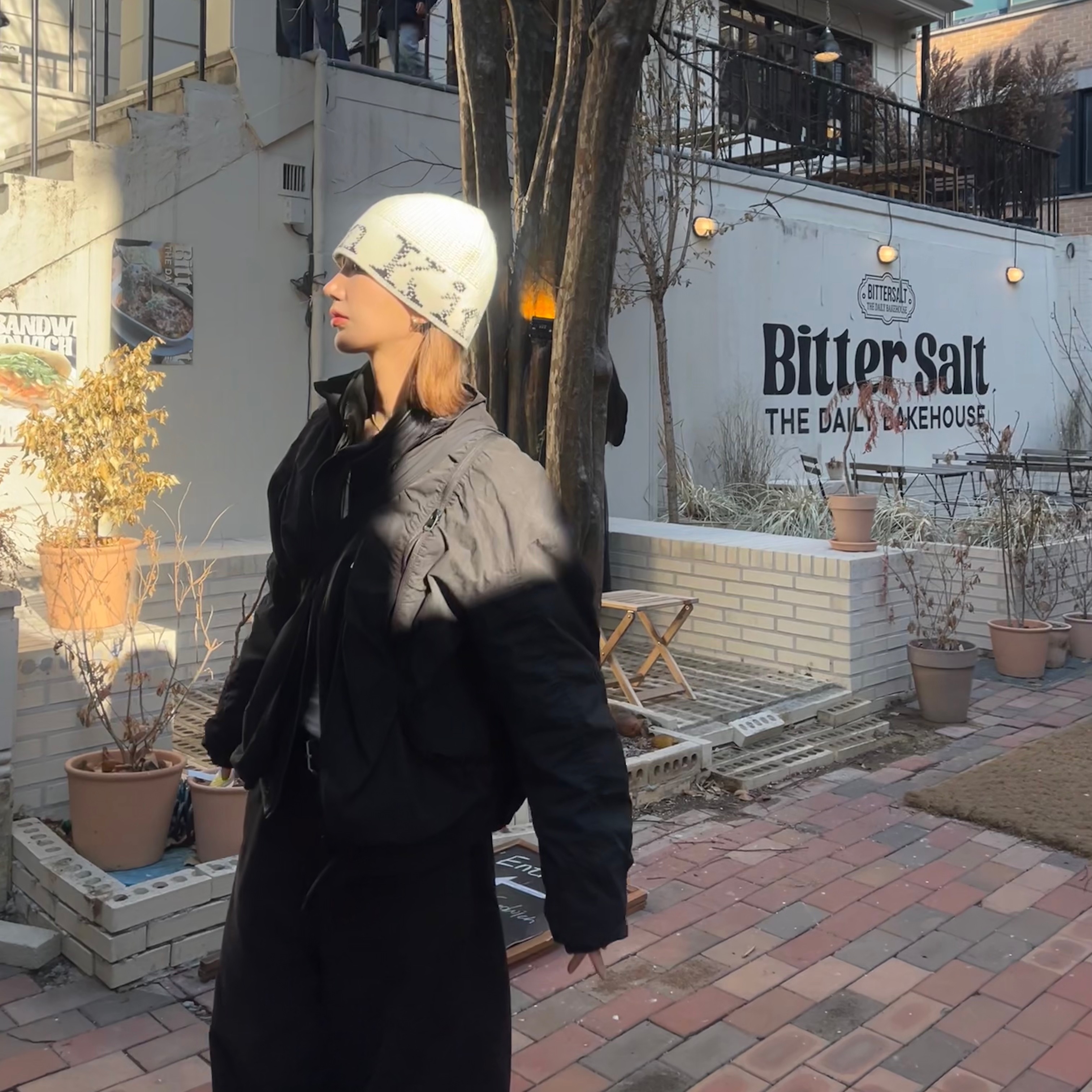 Matin Kim Cracked Logo Bucket Beanie Ivory 착용 스타일