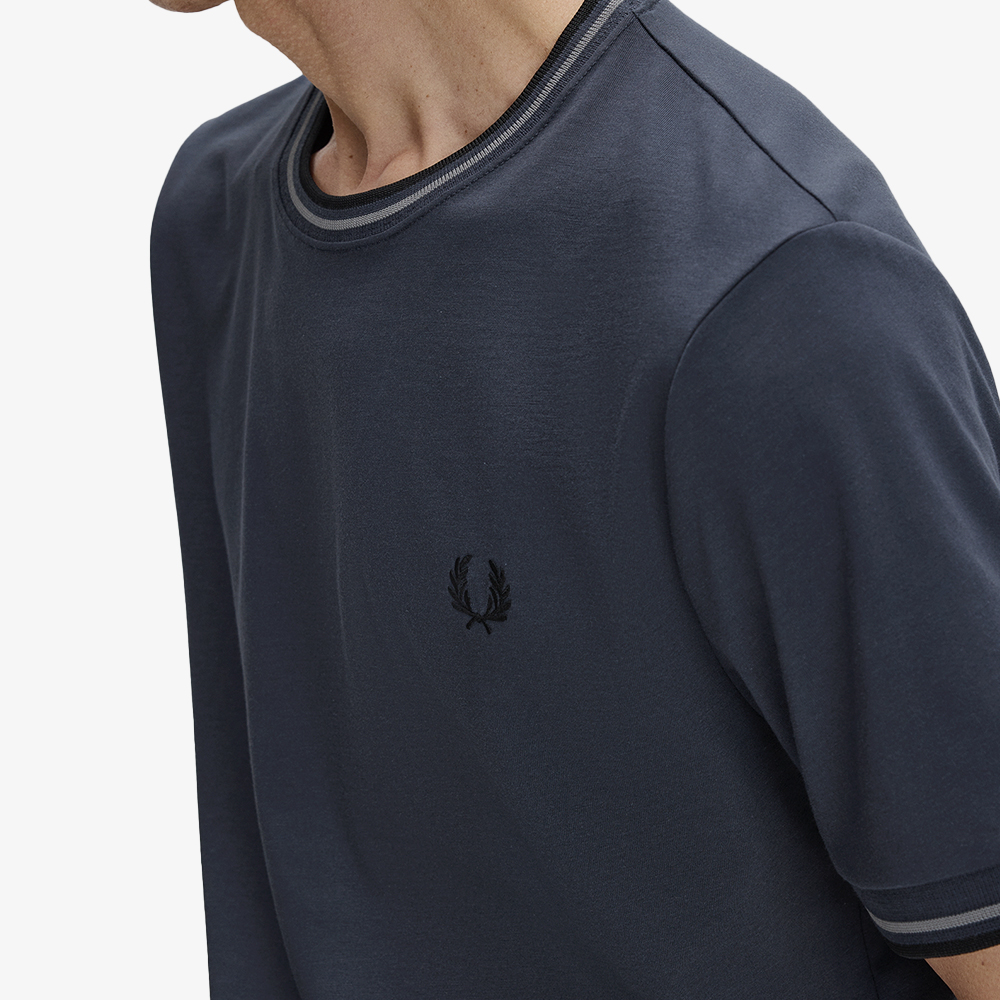 [KREAM 단독] 프레드페리 트윈 팁 티셔츠 다크에어포스 스톡포트블루 블랙([KREAM 단독] Fred Perry Twin Tipped T-Shirt Dark Airforce Stockport Blue Black) - 4