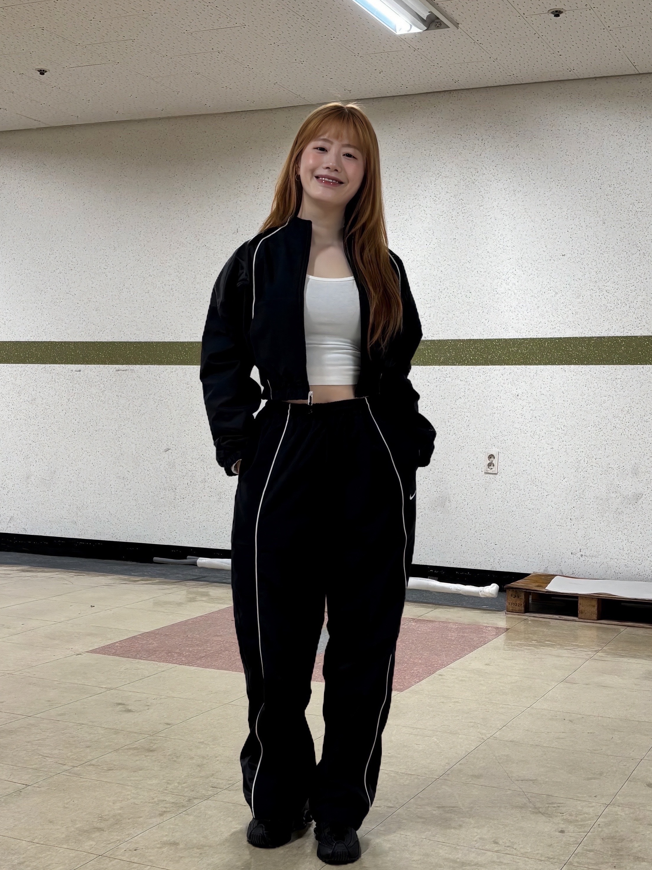 (W) Nike Shox R4 Black, (W) Nike Shrunken Tracksuit Jacket Black 착용 스타일 - 3