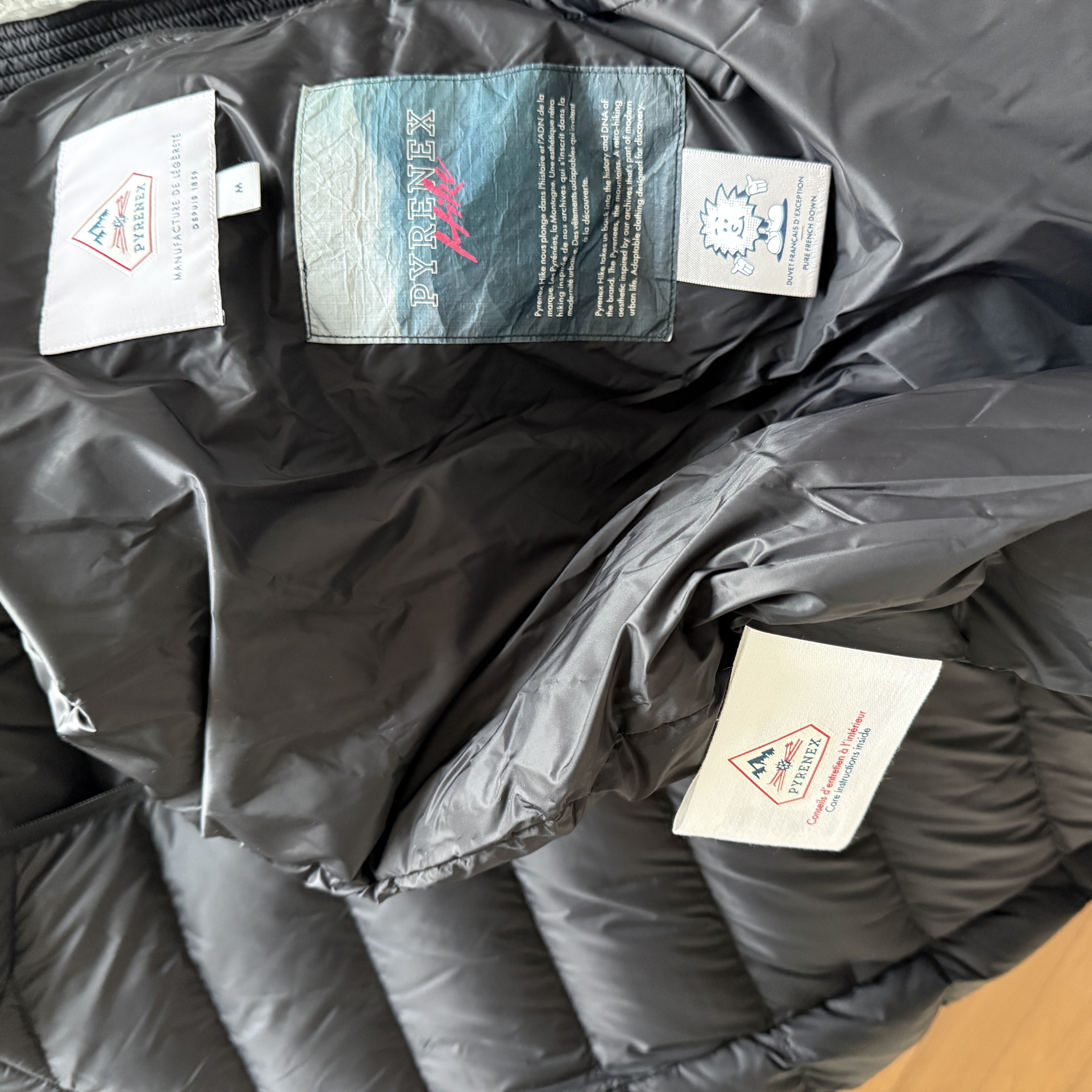 Pyrenex Arial Hooded Down Jacket Black 착용 스타일 - 2