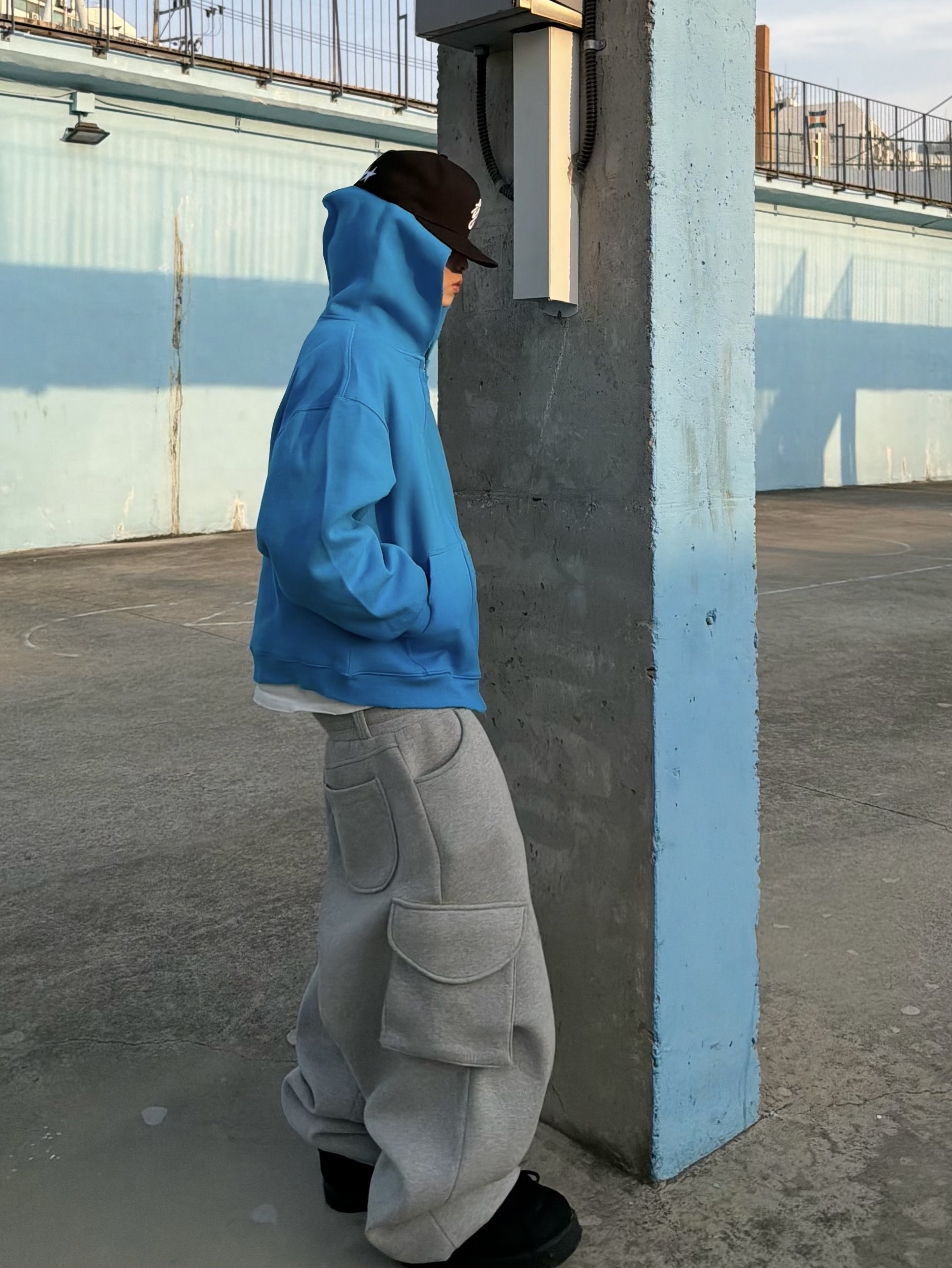 STU Hoodie Zip-Up In Blue, MJD X KOIN SEOUL Wide Cargo Sweat Pants 착용 스타일 - 5