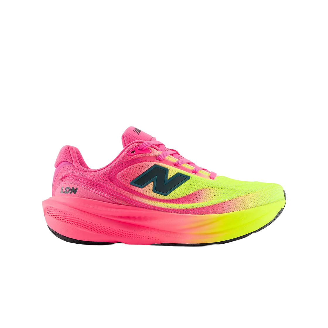 (W) 뉴발란스 TCS 런던 마라톤 에디션 1080 v15 핑크 히트 알칼리 그린- D 와이드((W) New Balance TCS London Marathon Edition 1080 v15 Pink Heat Alkaline Green - D Wide)