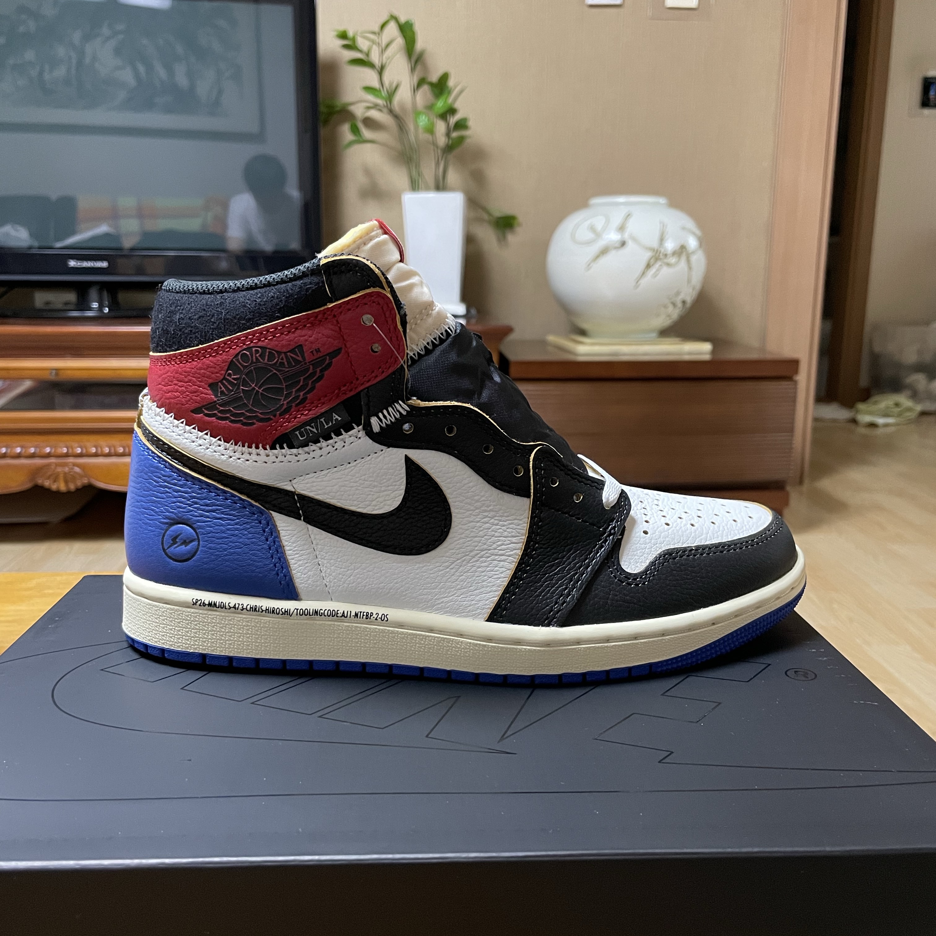 Jordan 1 x Fragment x Union LA Black and Varsity Red 착용 스타일 - 3