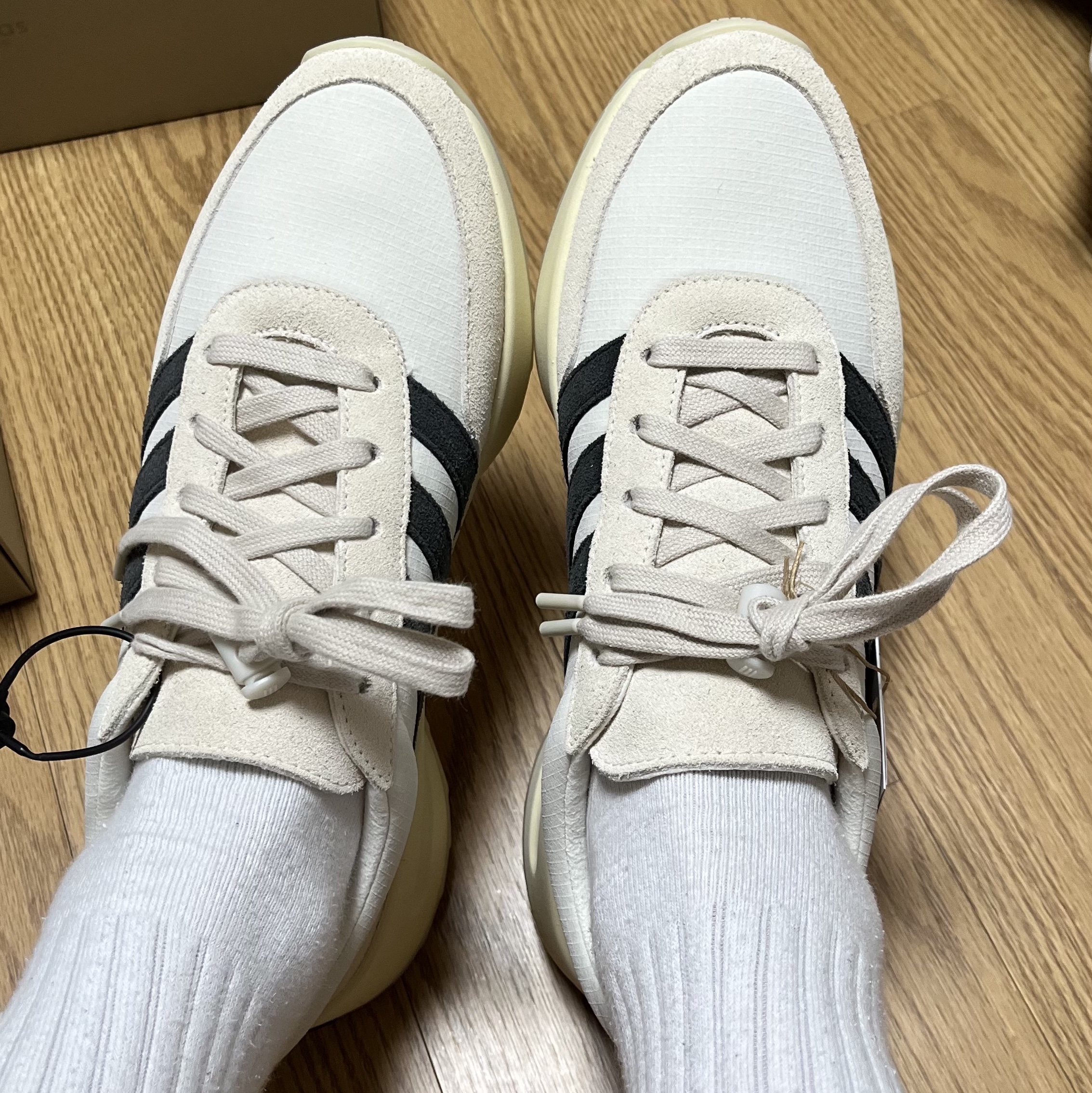 Adidas x Fear of God Athletics Los Angeles Cream White 착용 스타일