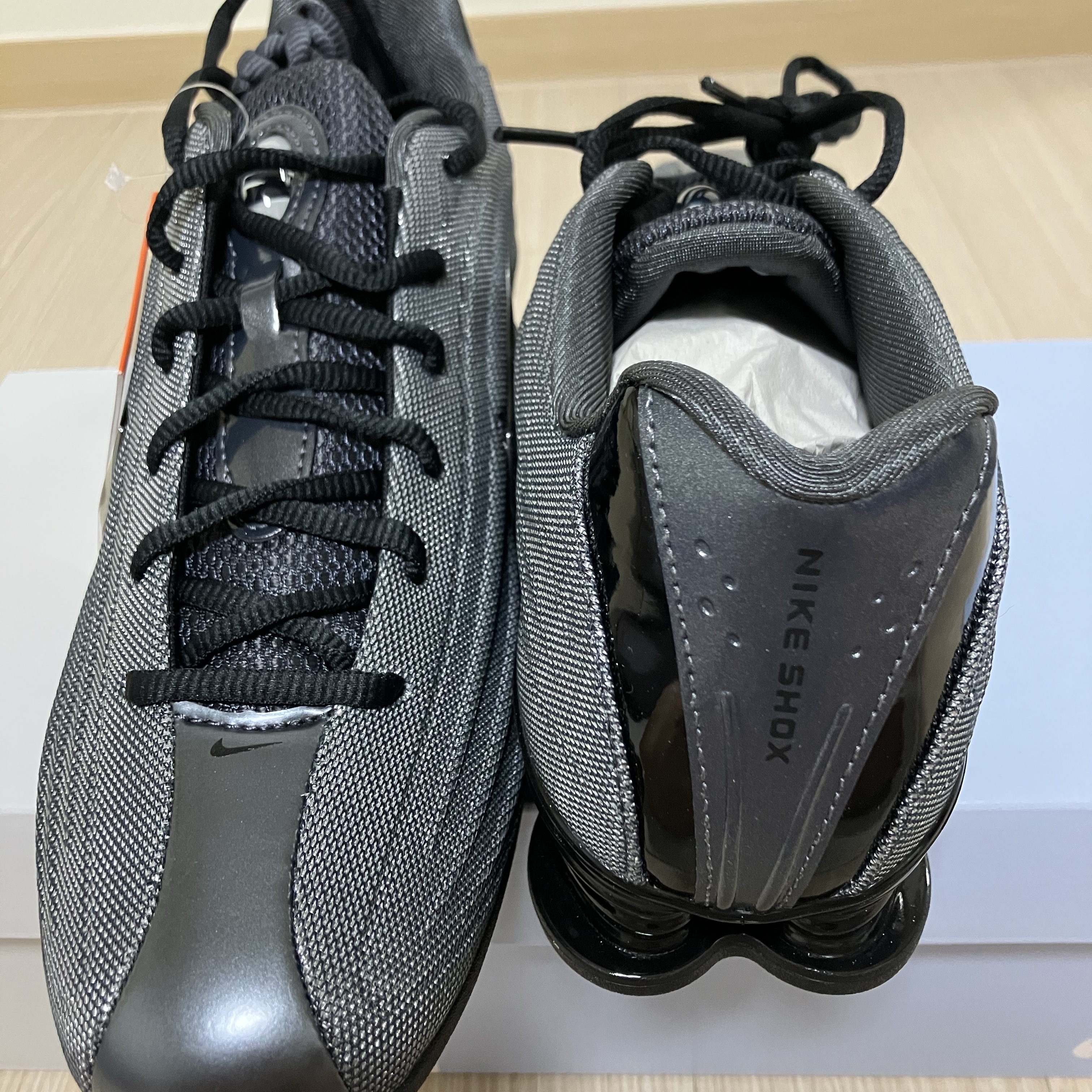 (W) Nike x Naked Shox Z Metallic Hematite Black 착용 스타일 - 4