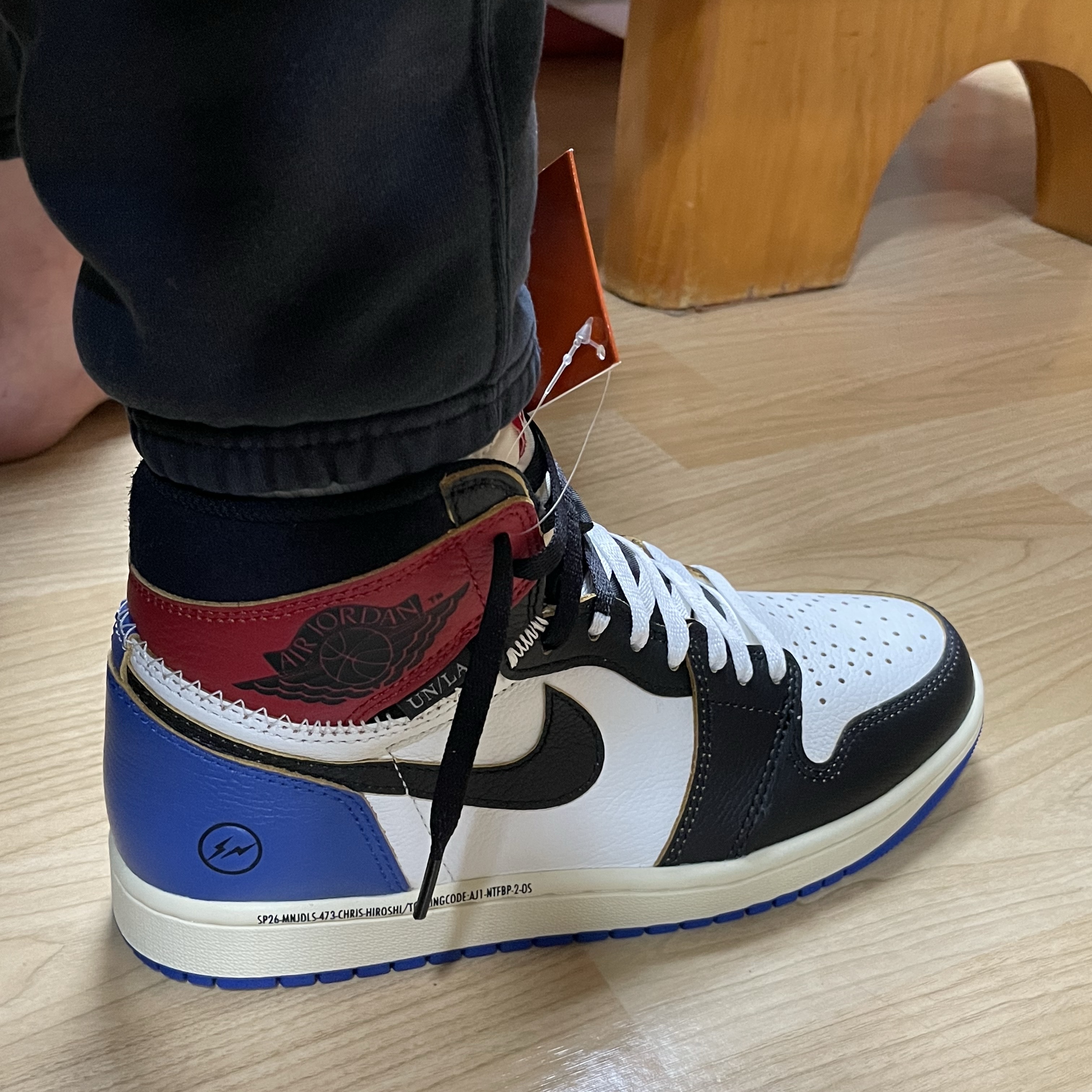 Jordan 1 x Fragment x Union LA Black and Varsity Red 착용 스타일 - 1