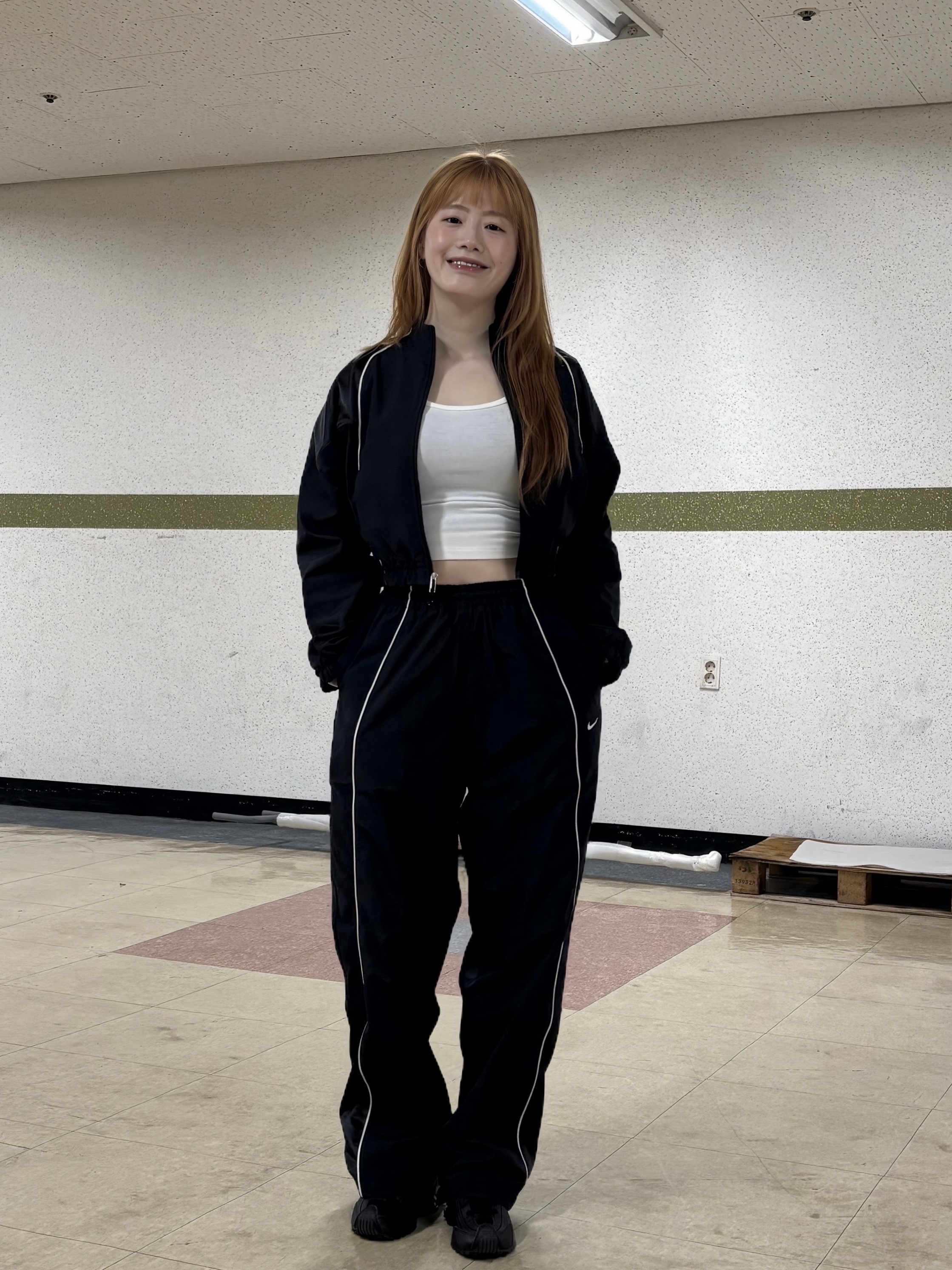 (W) Nike Shox R4 Black, (W) Nike Shrunken Tracksuit Jacket Black 착용 스타일 - 1