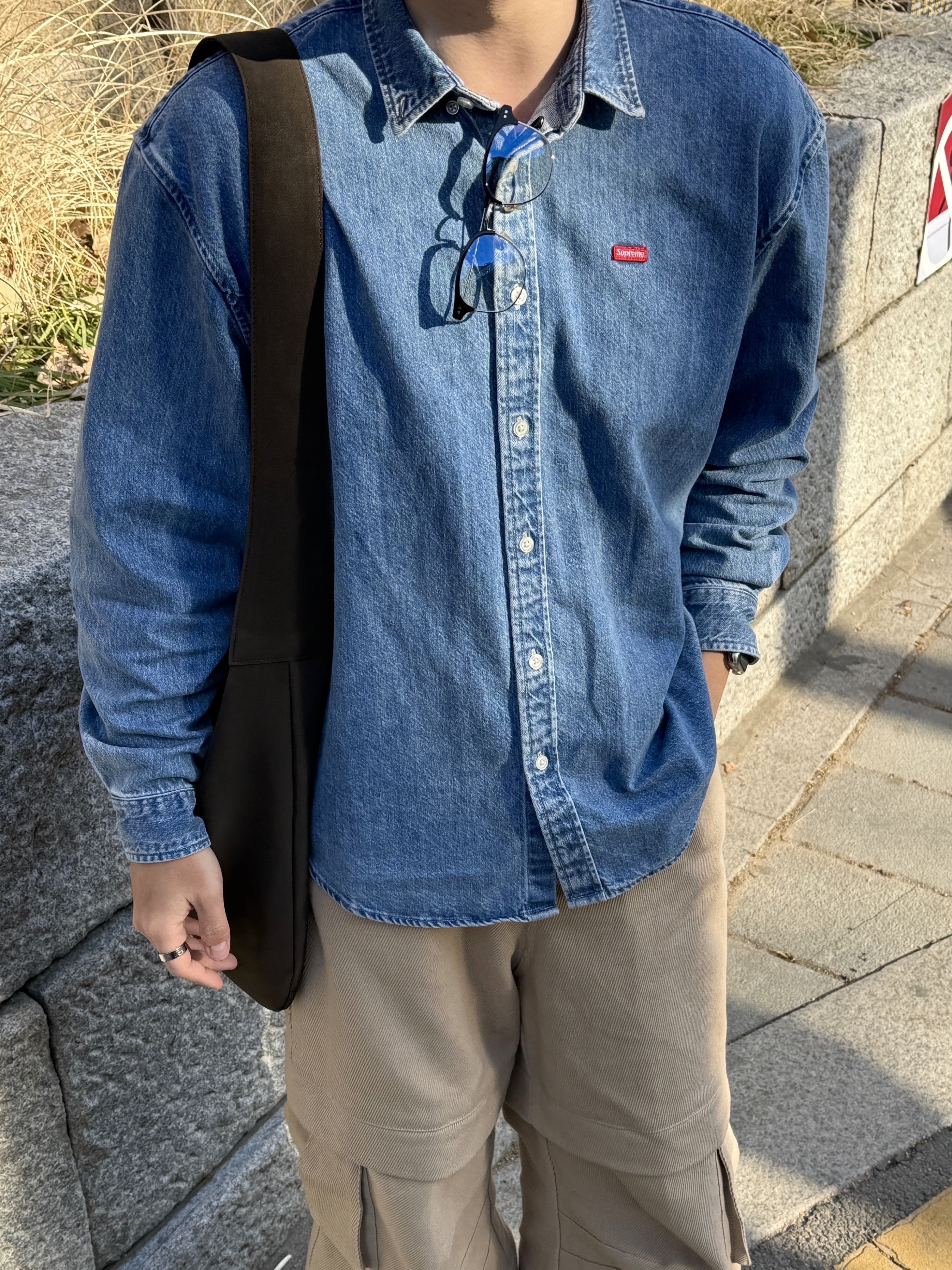 Supreme Small Box Denim Shirt Washed Indigo - 25SS, Kamien Titan Baggy Pants Beige 착용 스타일 - 1
