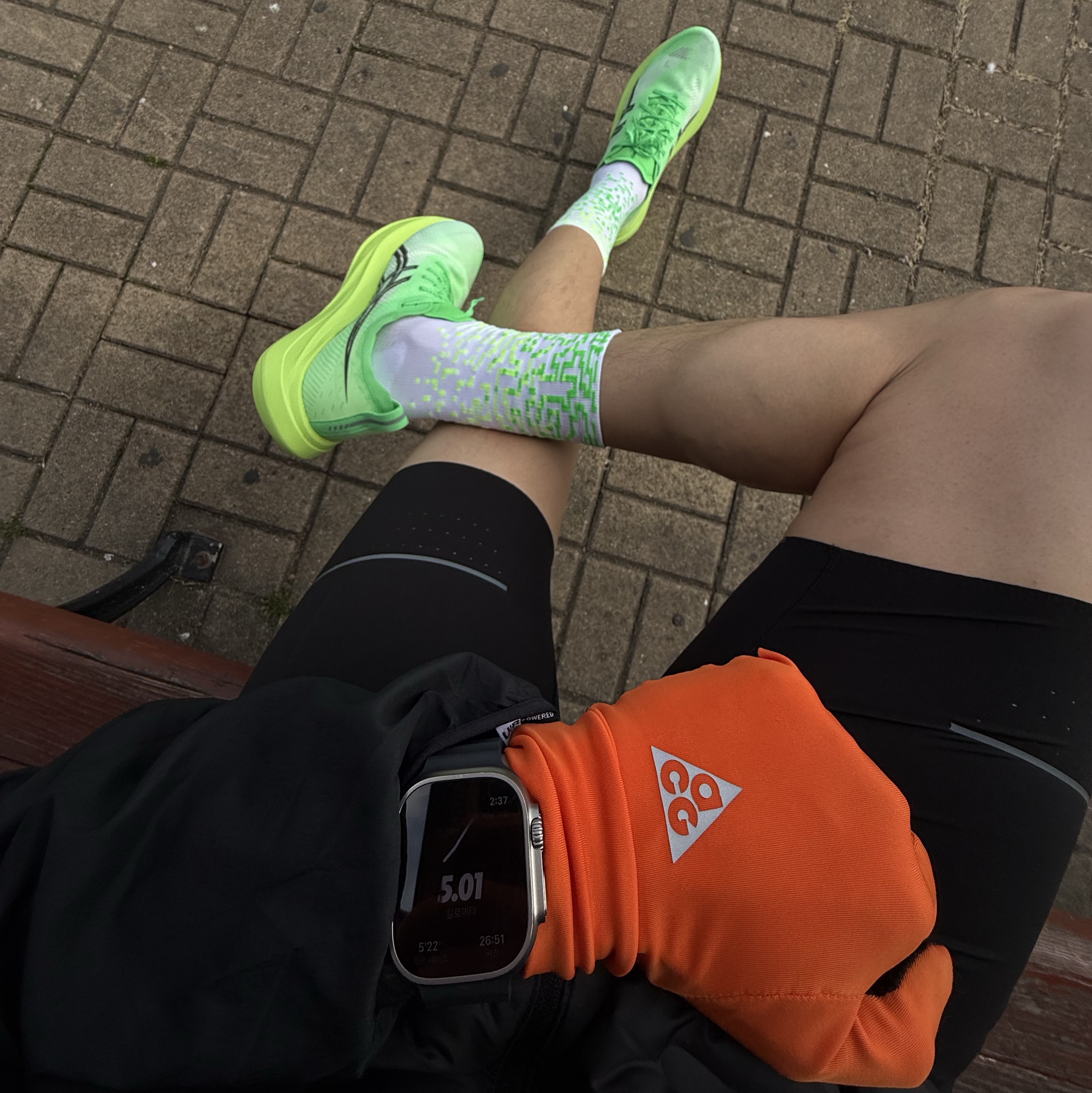 Asics Megablast Vital Green Black, Nike ACG Dri-Fit Lightweight Gloves Safety Orange Black 착용 스타일