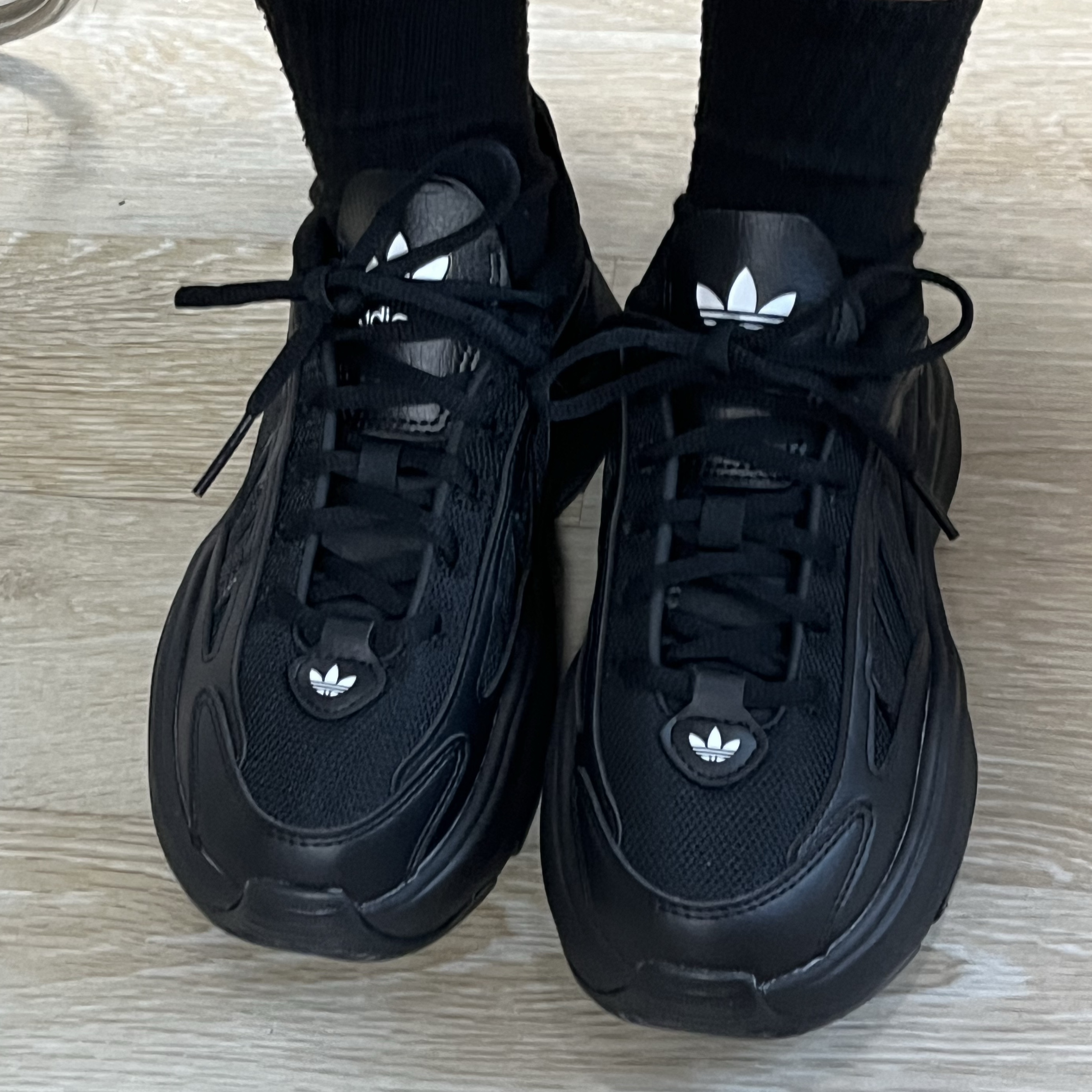 (W) Adidas Ozgaia Core Black 착용 스타일 - 2