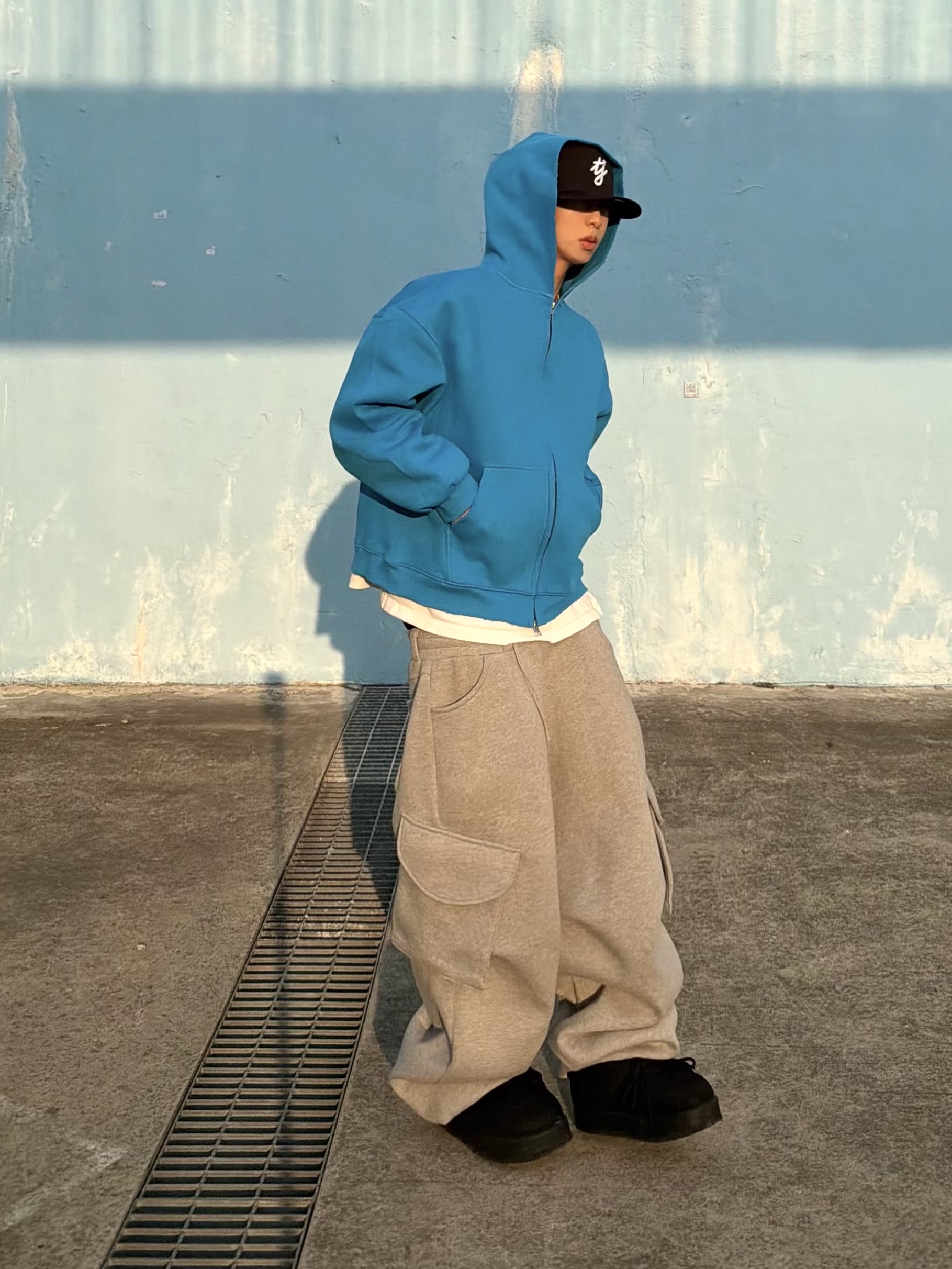 STU Hoodie Zip-Up In Blue, MJD X KOIN SEOUL Wide Cargo Sweat Pants 착용 스타일 - 1