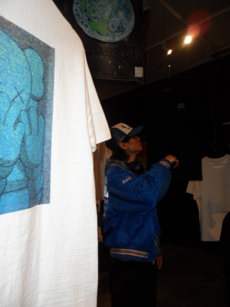 Supreme Second To None MA-1 Jacket Blue - 22SS, Bose QC Ultra Headphones 2nd Gen Triple Black (Korean Ver.) 착용 스타일 - 4