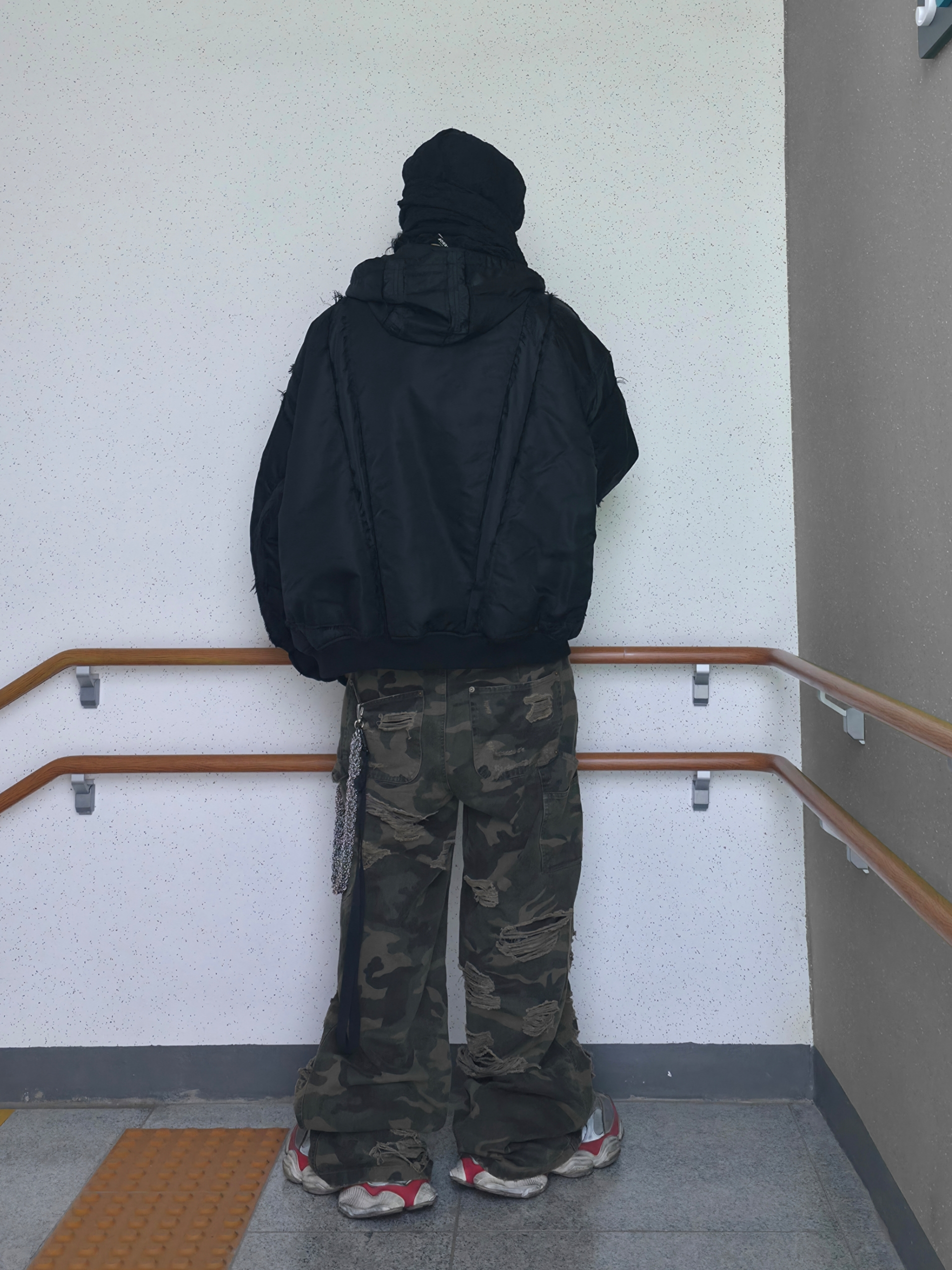 emostanceclub Double Layered Distressed Camo Pants Woodland Camo, Project G/R Reworked Hooded Bomber Jacket Black 착용 스타일 - 6