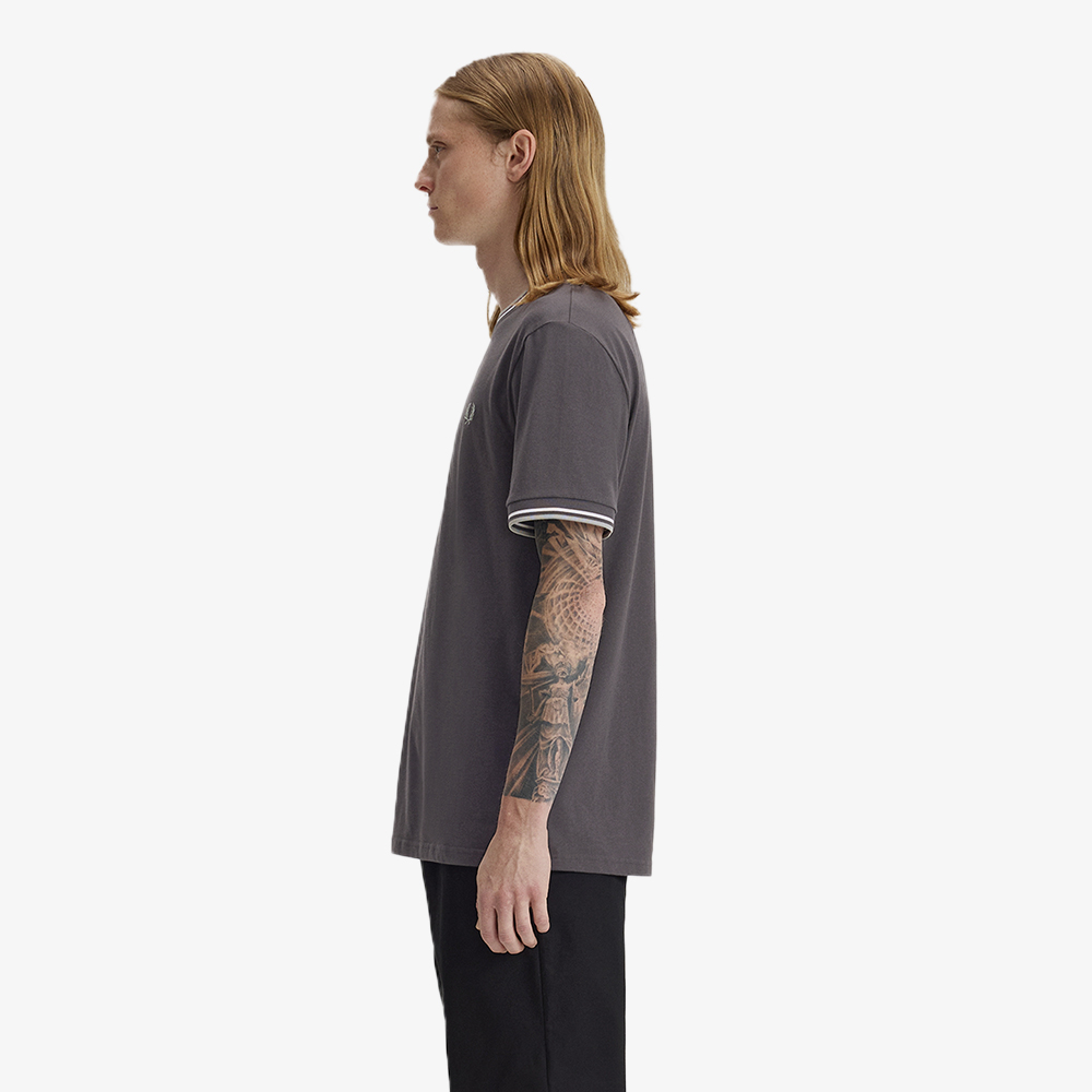 프레드페리 트윈 팁 티셔츠 앵커그레이 에크루 시그래스(Fred Perry Twin Tipped T-Shirt Anchor Grey Ecru Seagrass) - 2