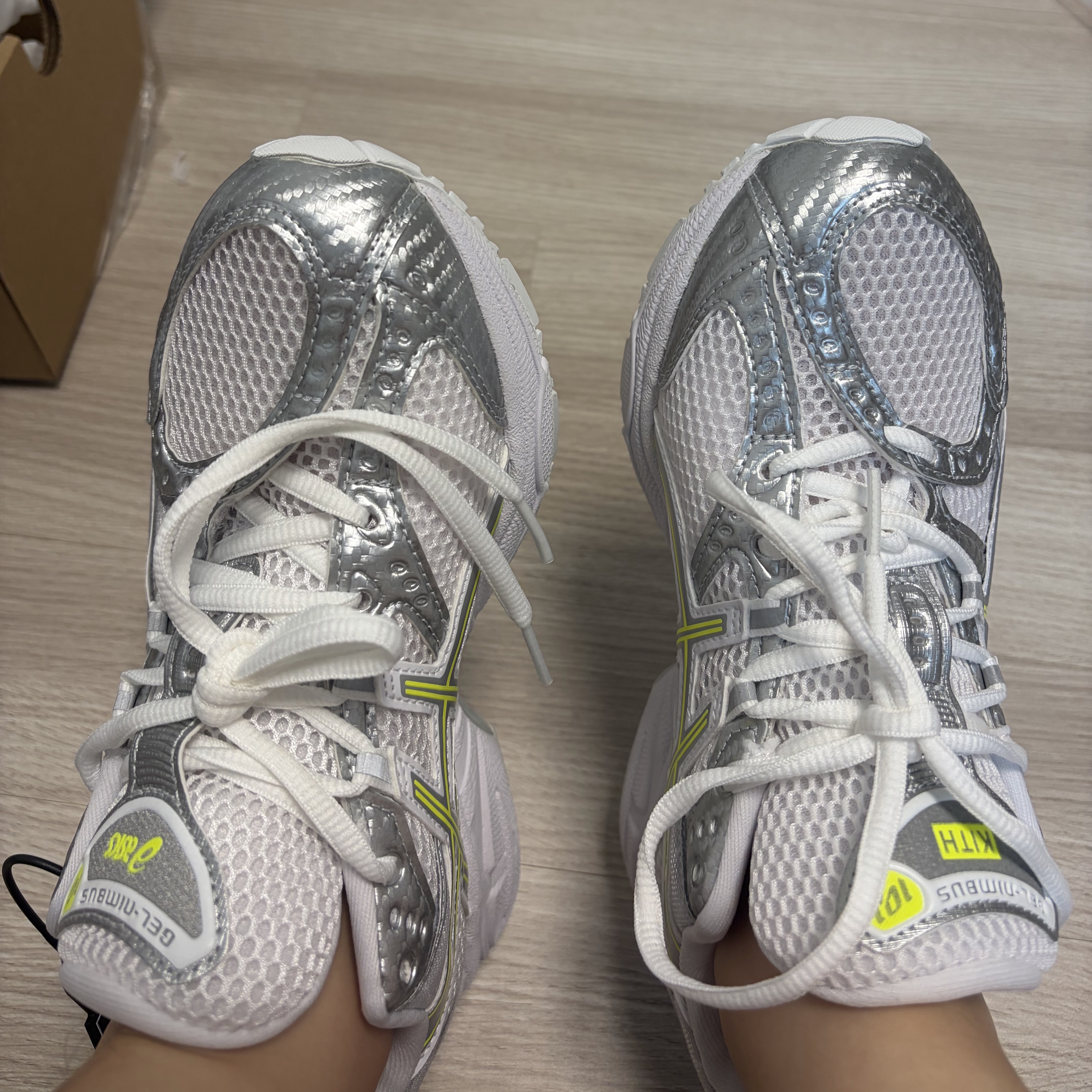 Asics x Kith Gel-Nimbus 10.1 White Pure Silver 착용 스타일 - 2