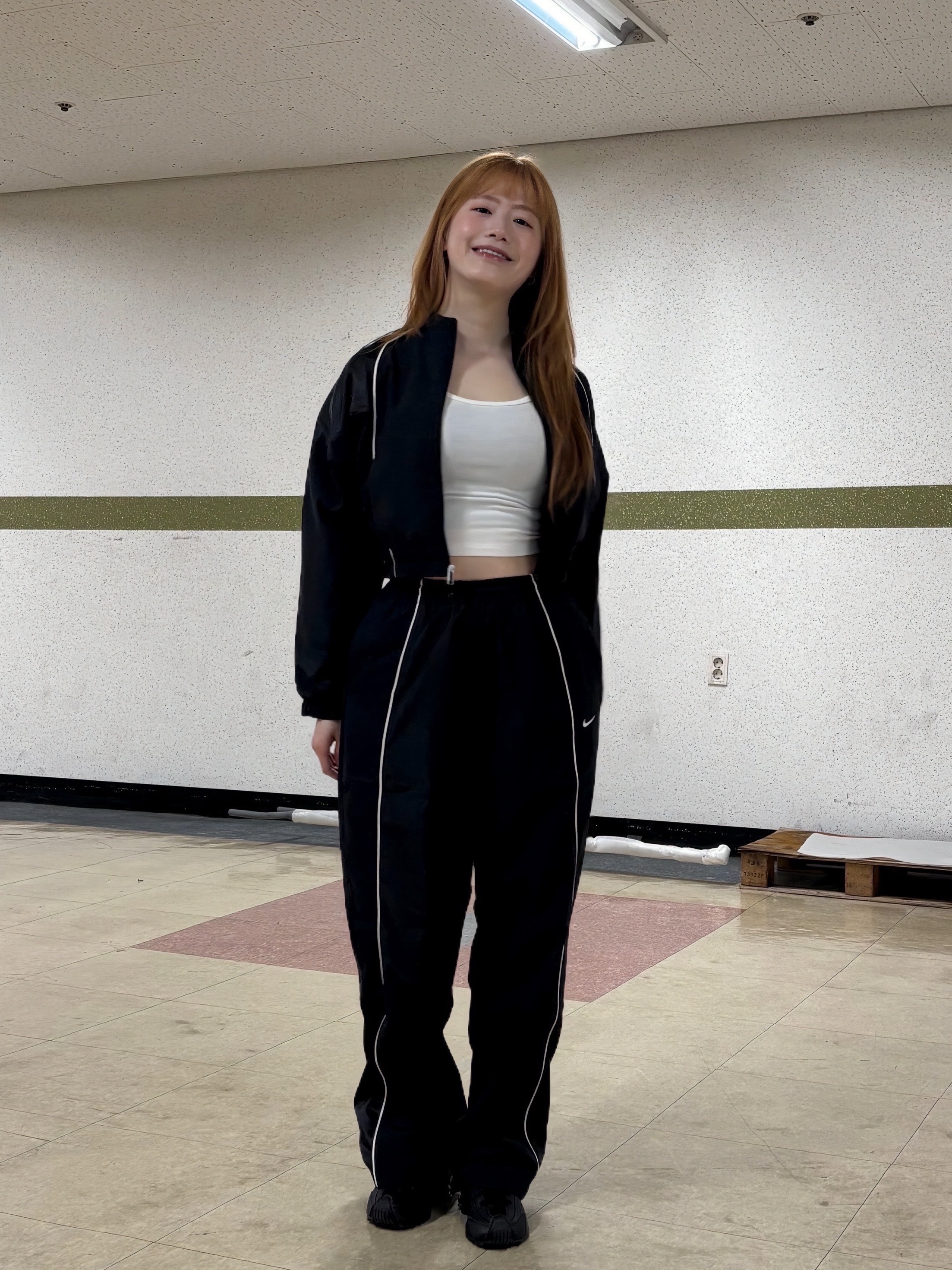 (W) Nike Shox R4 Black, (W) Nike Shrunken Tracksuit Jacket Black 착용 스타일 - 4