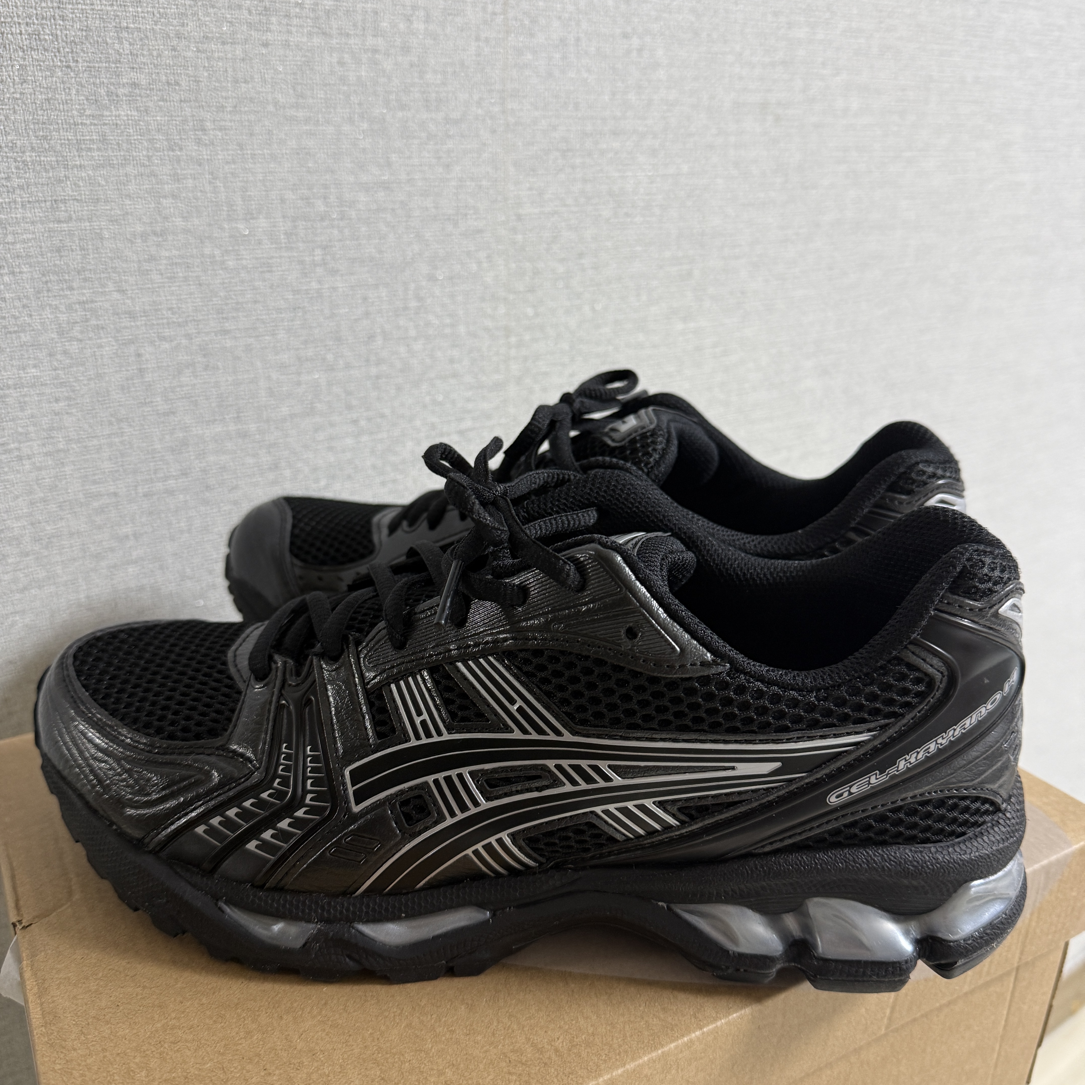 Asics Gel-Kayano 14 Black Pure Silver 착용 스타일