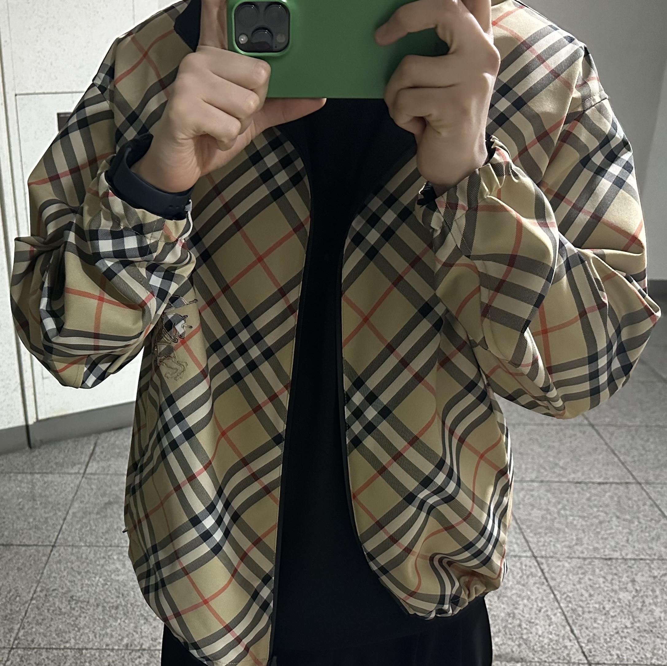 Burberry Reversible Check Trafford Jacket Sand 착용 스타일