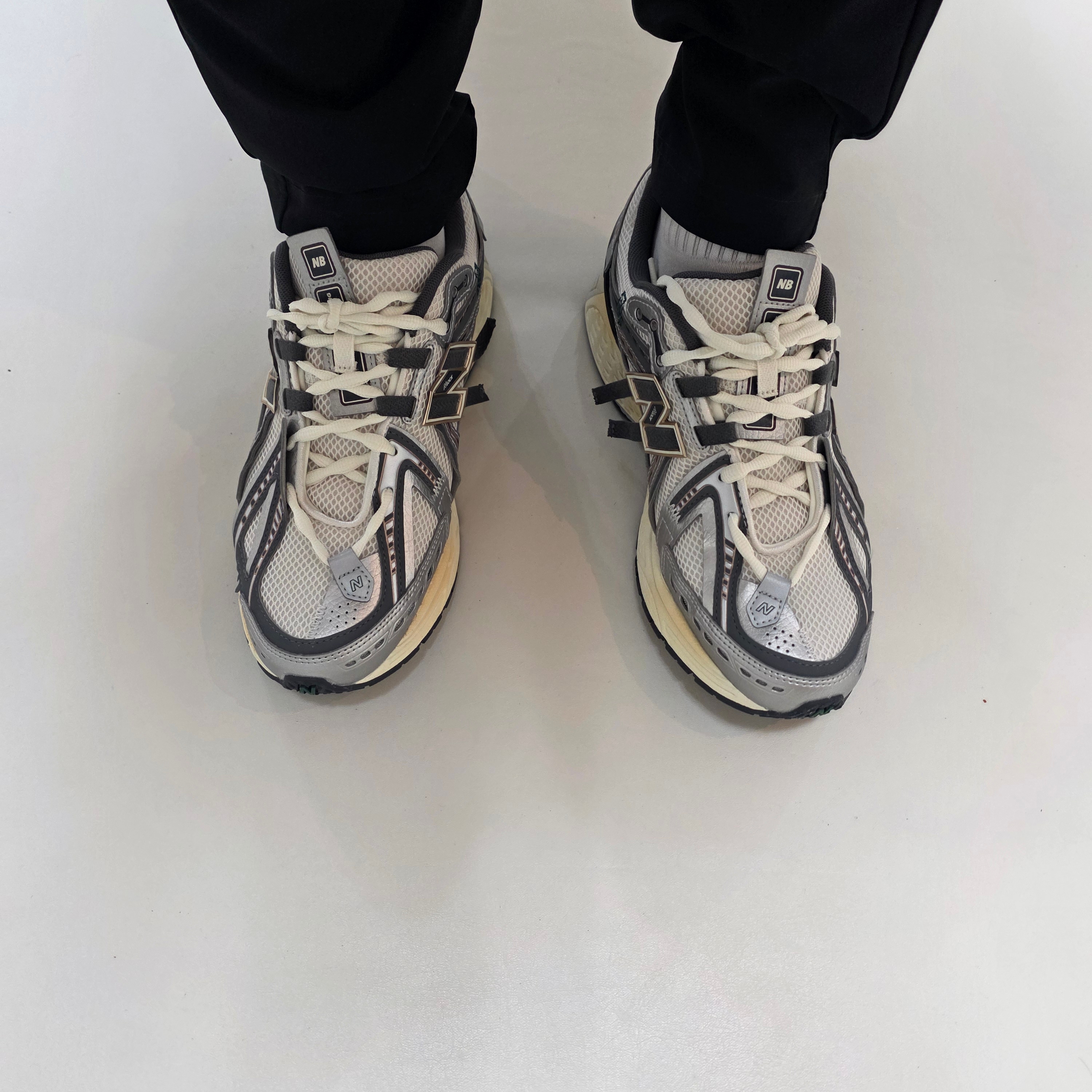 New Balance 1906A Silver Metallic Castlerock 착용 스타일 - 2