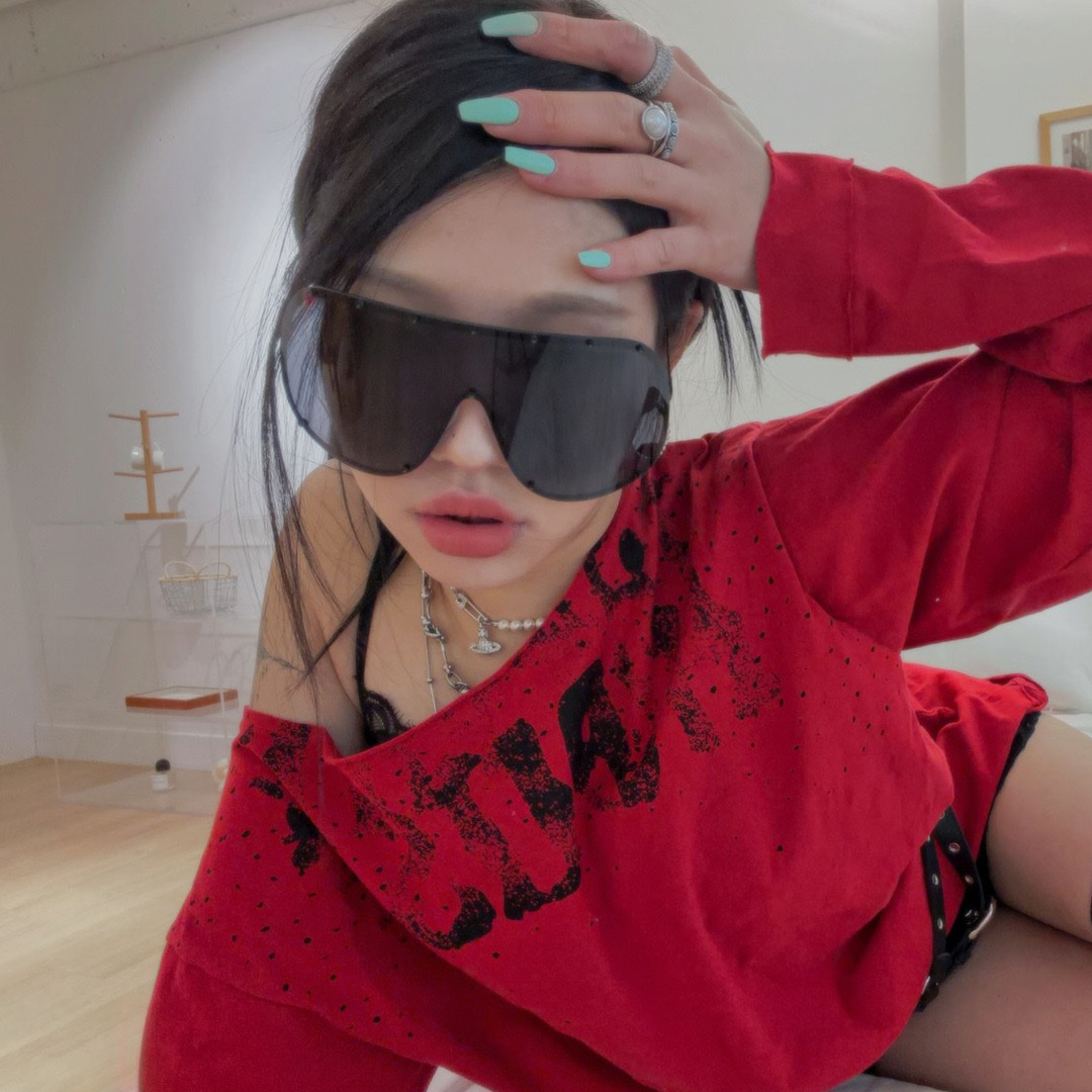 Thevinylhouse Loose Fit Unbalance LS Tee Red 착용 스타일