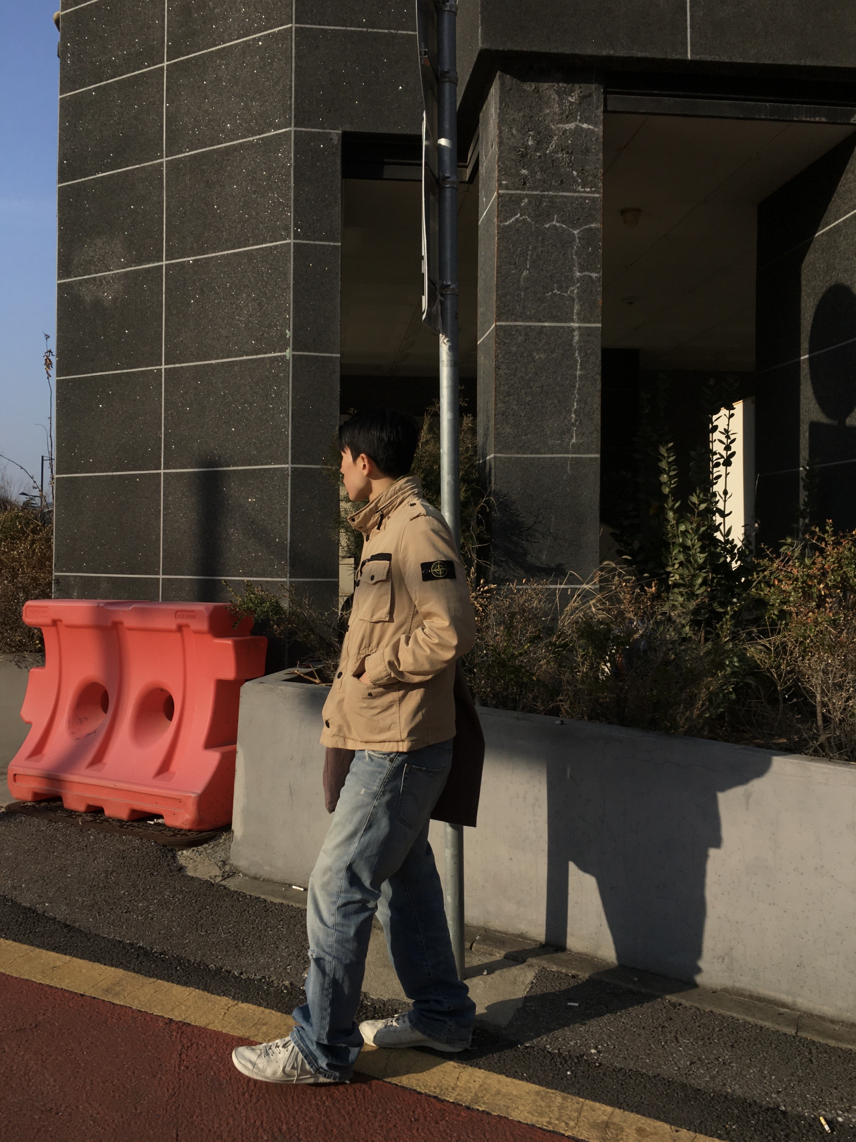 Balenciaga x Adidas Stan Smith Off White 착용 스타일 - 1