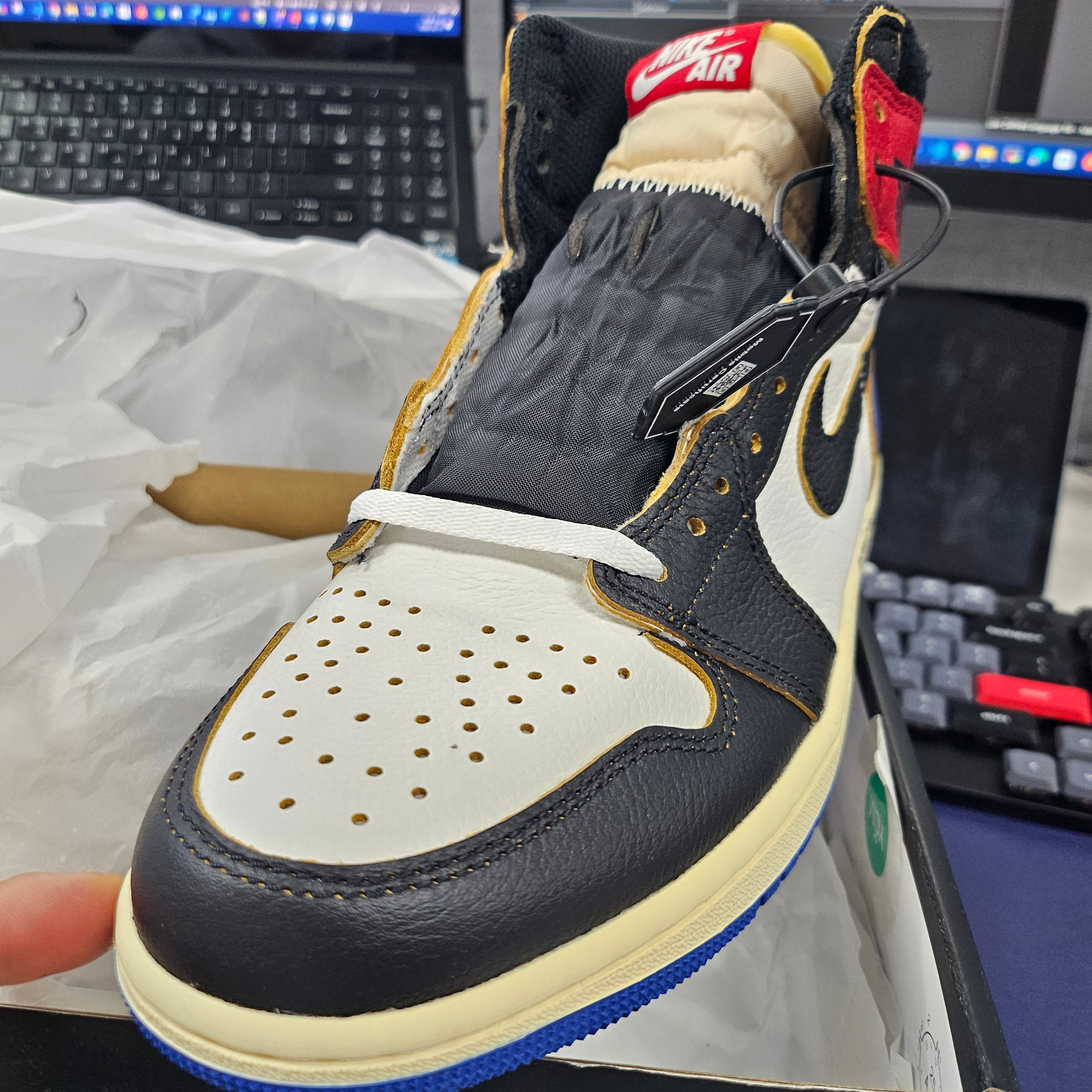 Jordan 1 x Fragment x Union LA Black and Varsity Red 착용 스타일 - 2