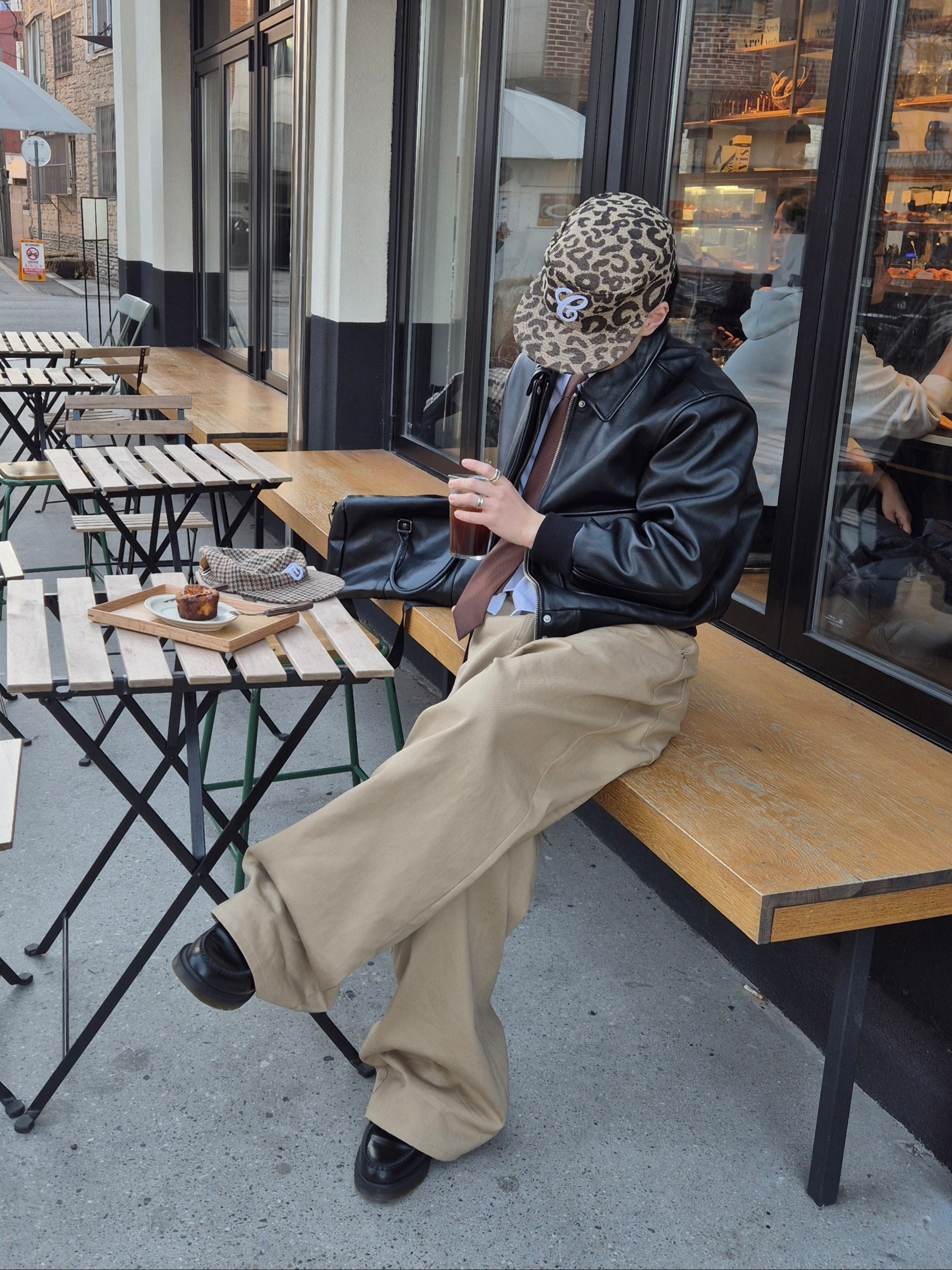 Dr. Martens Adrian Smooth Black 착용 스타일 - 2