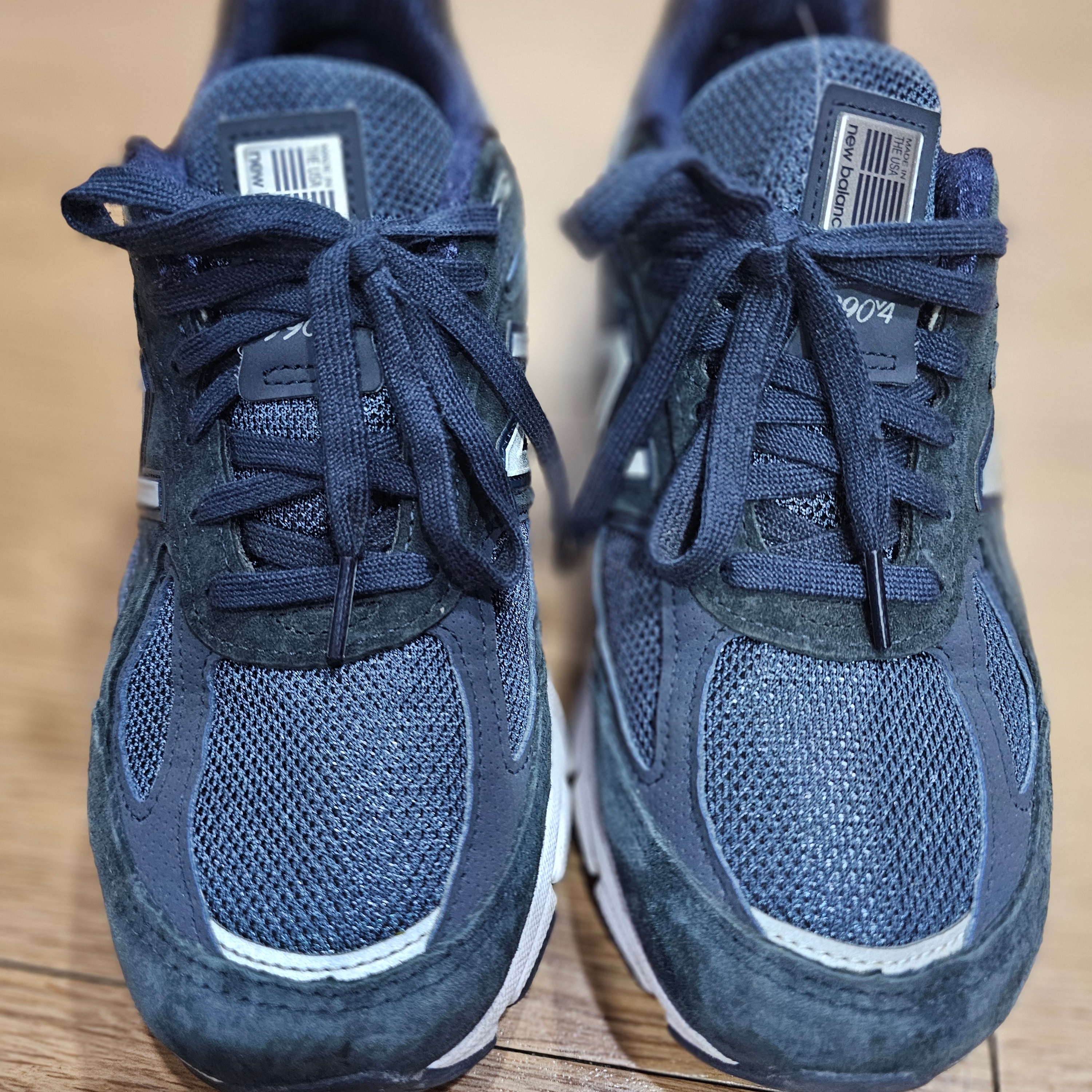 New Balance 990v4 Made in USA Navy Silver 착용 스타일 - 3