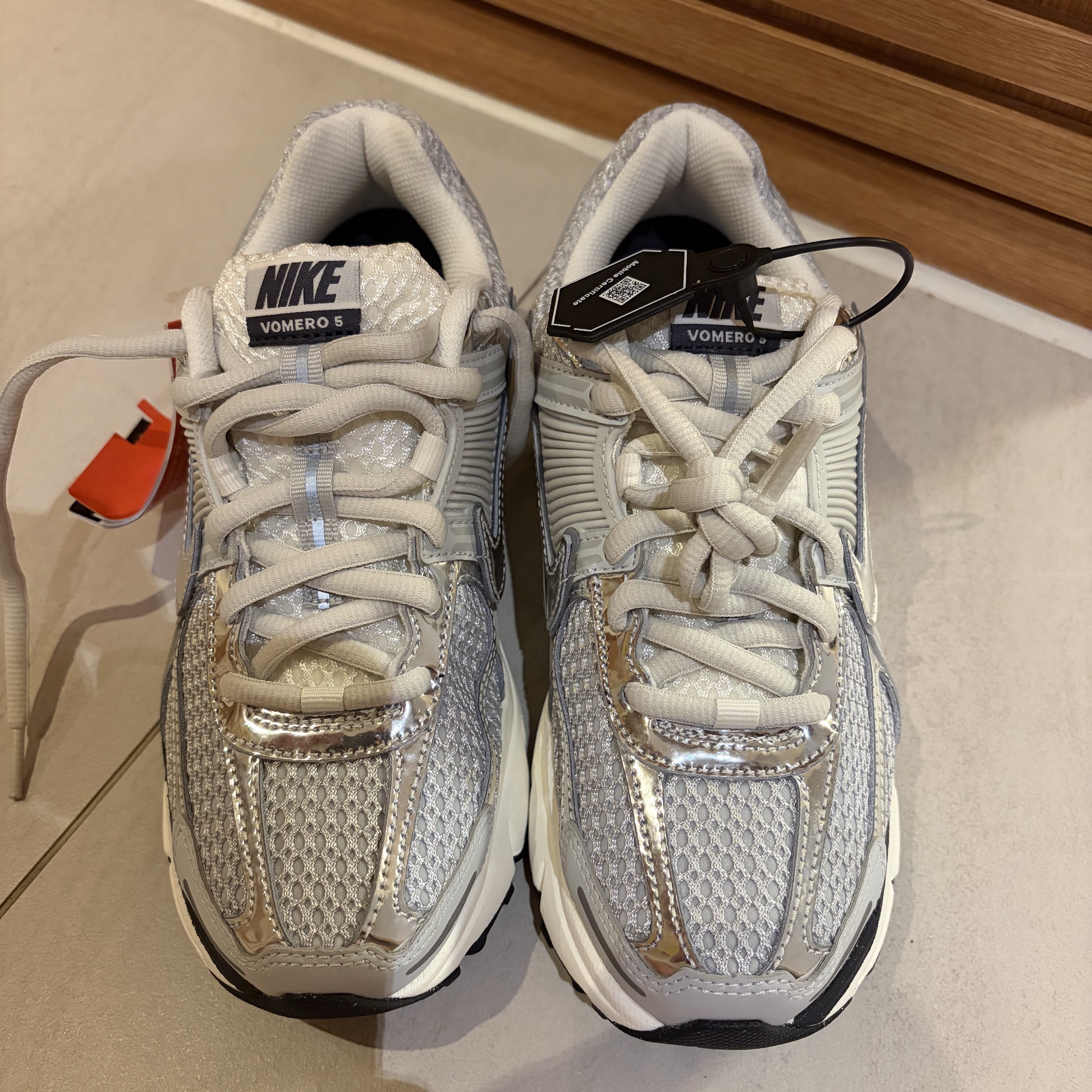 (W) Nike Zoom Vomero 5 Photon Dust and Metallic Silver 착용 스타일 - 1