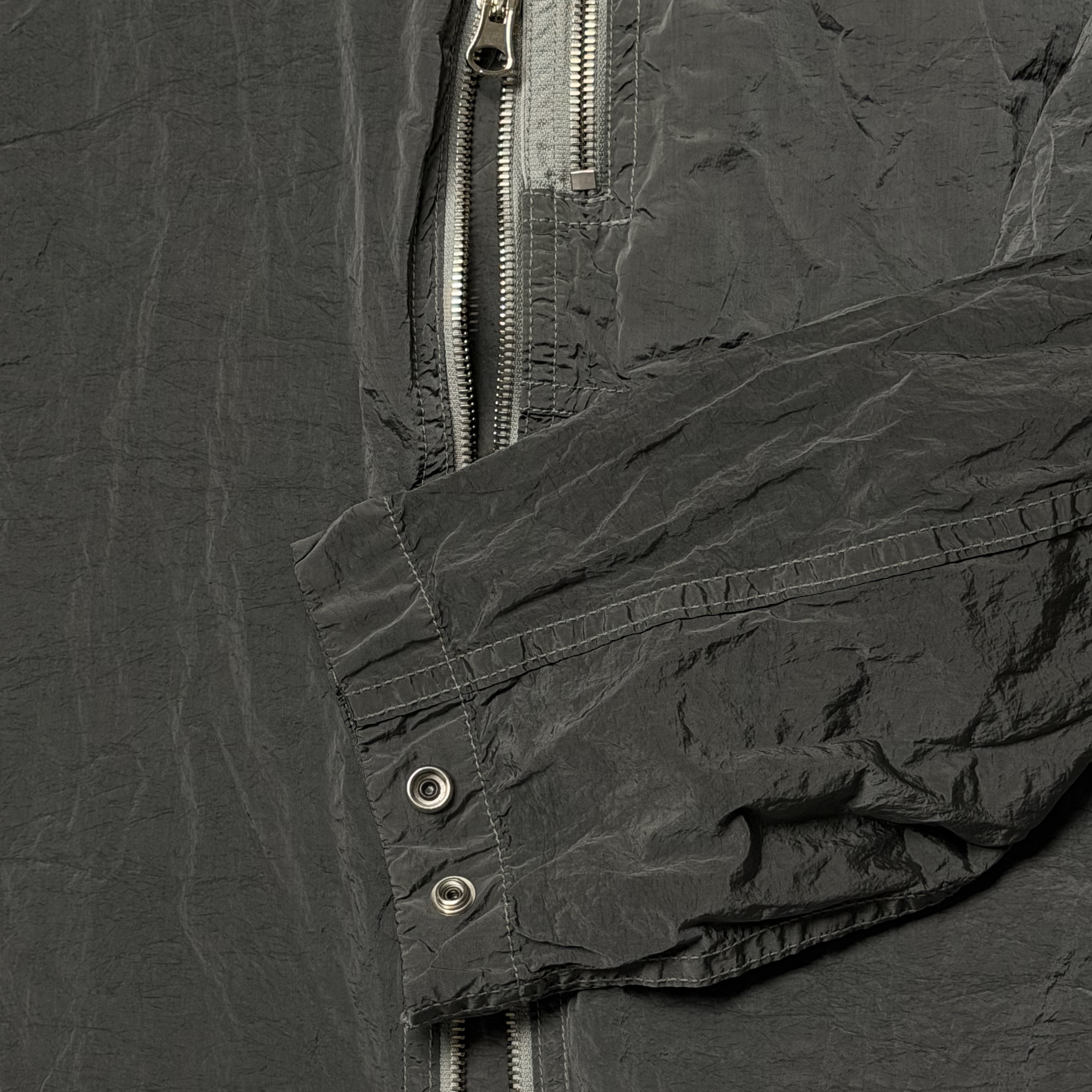 Stone Island 1200031 Nylon Metal in Econyl Regenerated Nylon Garment Dyed Overshirt Cement - 25FW 착용 스타일 - 2