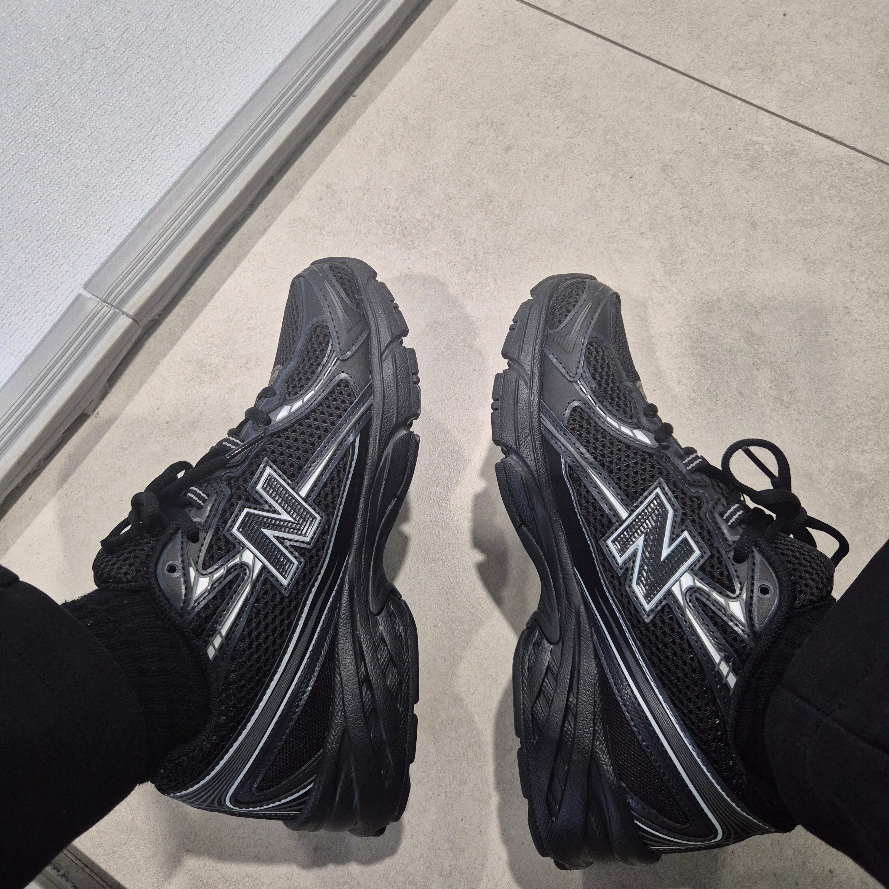 New Balance 740v2 Black Silver Metallic 착용 스타일