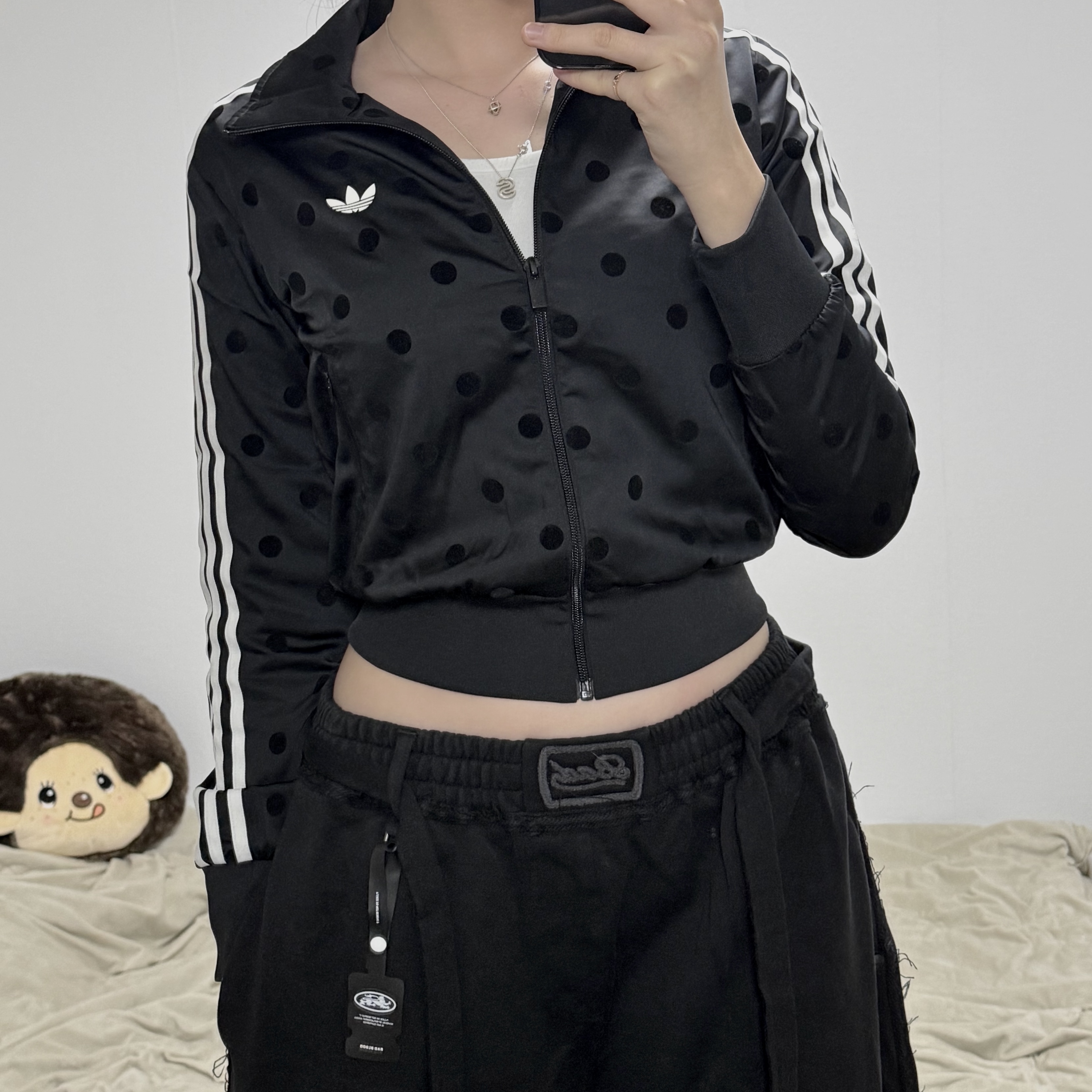 (W) Adidas Originals Satin Polka Dot Track Top Black - KR Sizing, (W) Adidas Originals Satin Polka Dot Track Top Off White - KR Sizing 착용 스타일 - 1