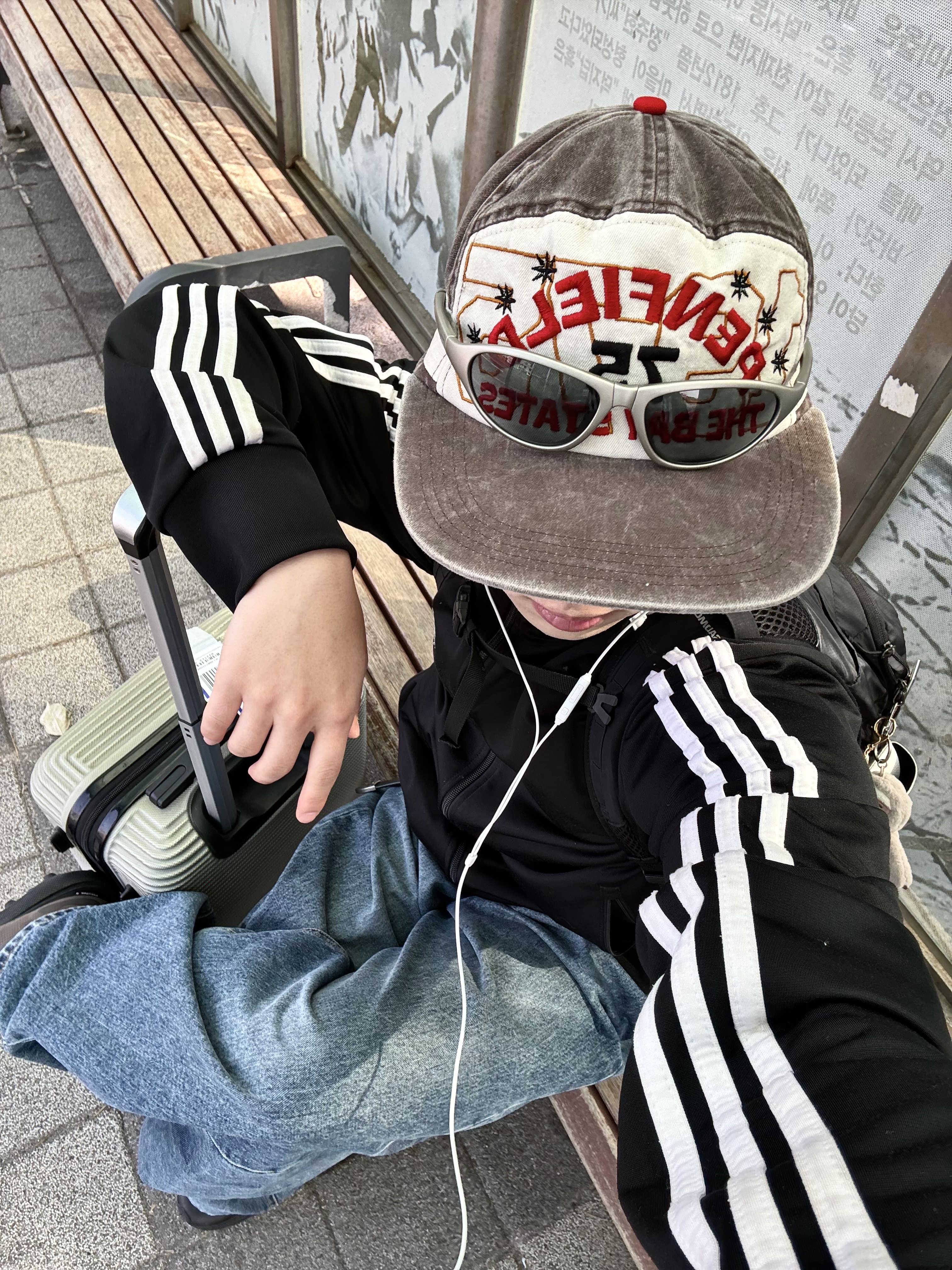 Hatchingroom Wide Curve Jeans Washed Blue, Adidas Adicolor Classics Firebird Track Top Black - KR Sizing 착용 스타일