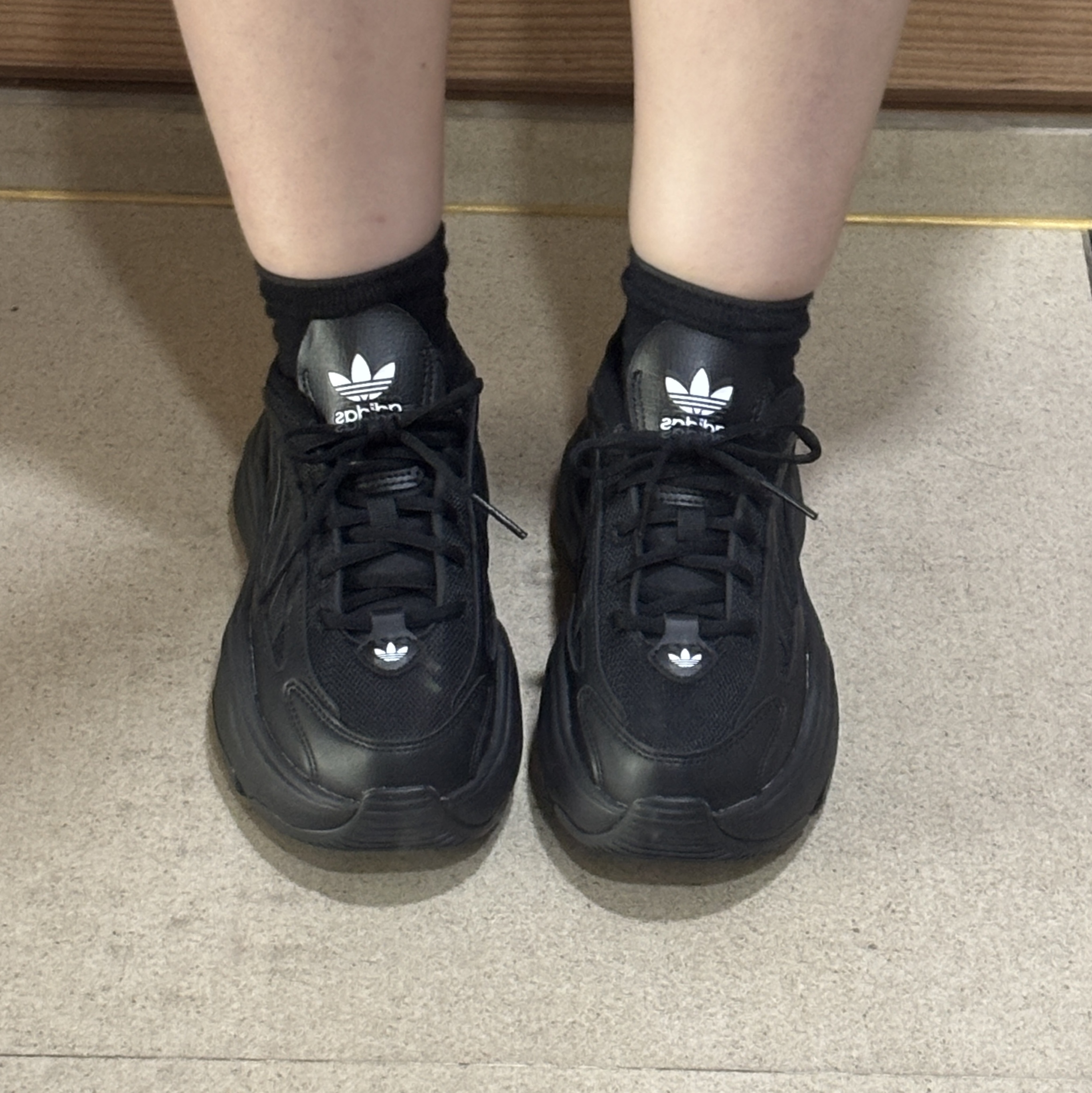 (W) Adidas Ozgaia Core Black 착용 스타일