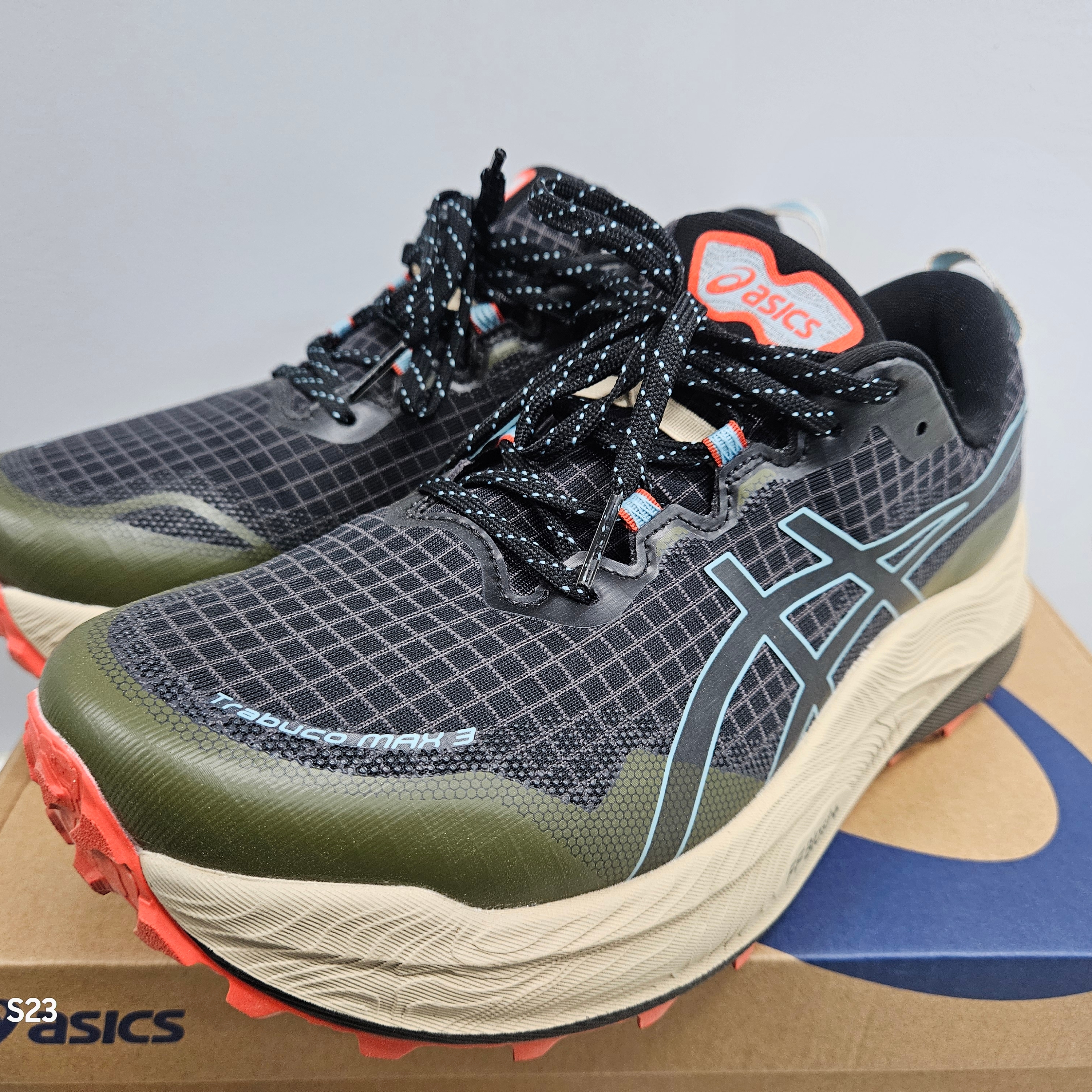 Asics Trabuco Max 3 Black Smoke Blue 착용 스타일