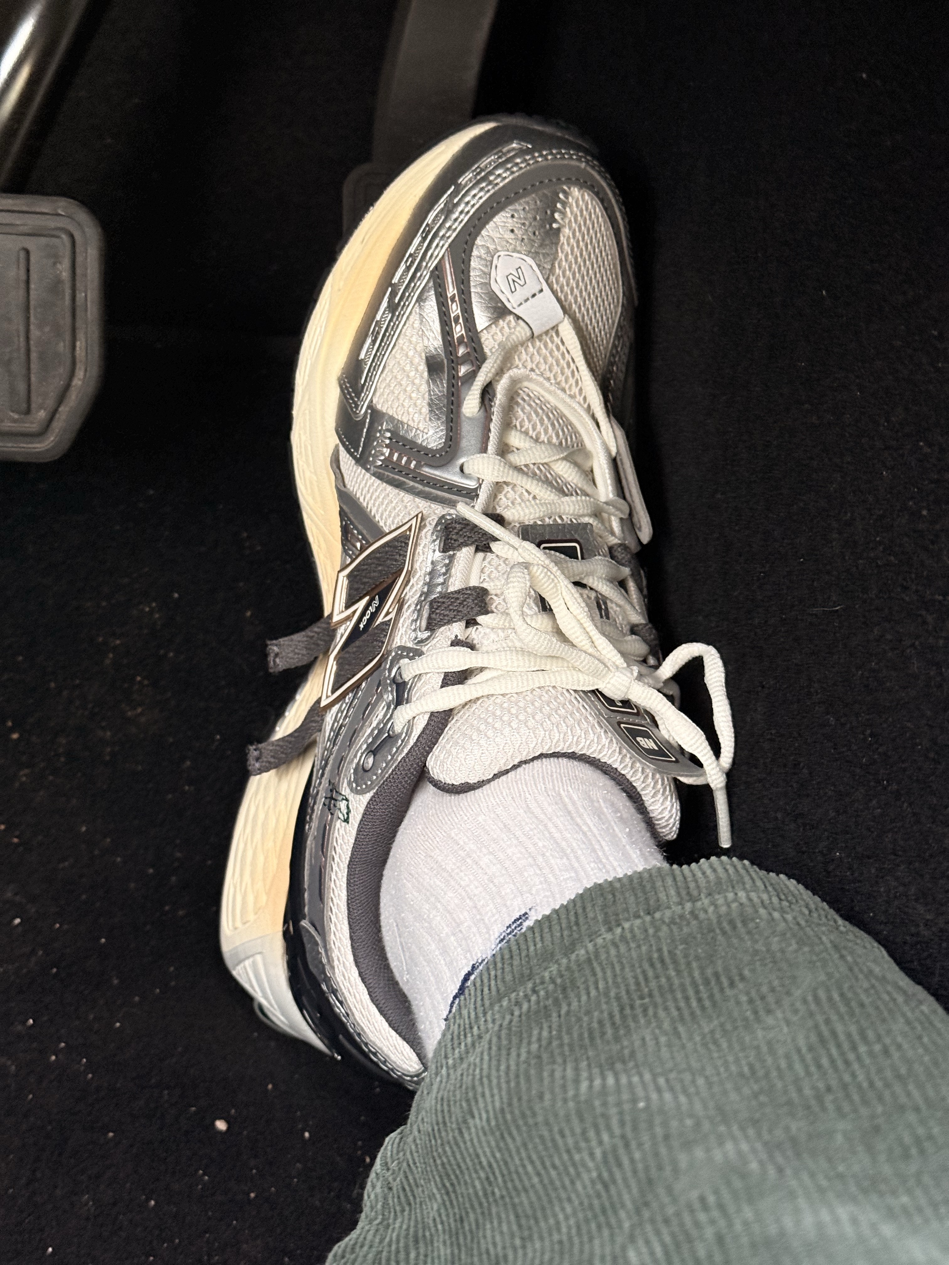 New Balance 1906A Silver Metallic Castlerock 착용 스타일 - 1