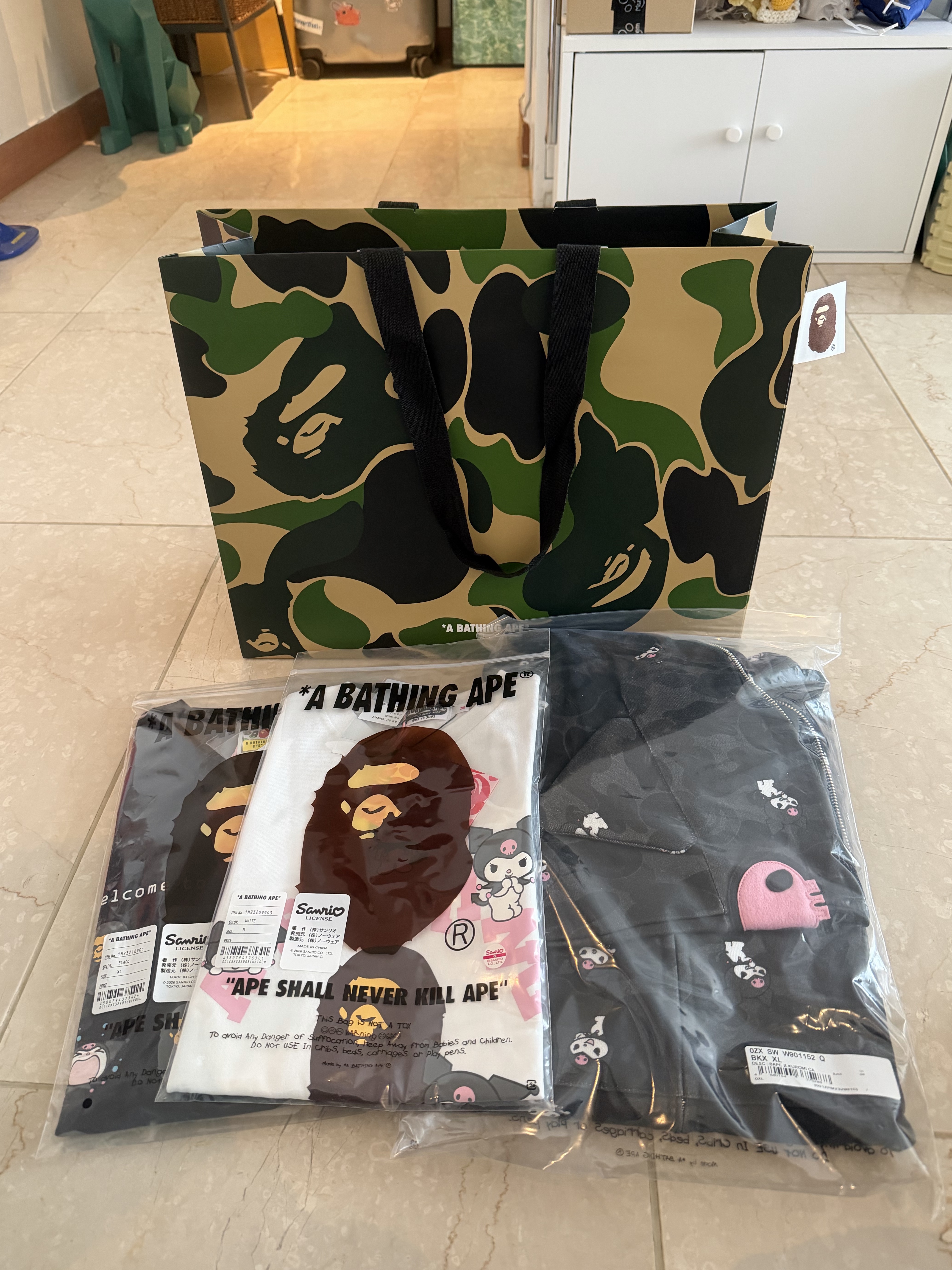 (W) BAPE x Sanrio Characters Kuromi Camo Full Zip Hoodie Black, (W) BAPE x Sanrio Characters College Mini T-Shirt White 착용 스타일 - 1