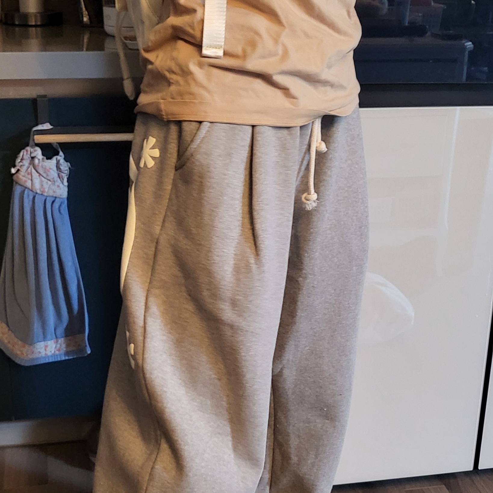 AMOU Molly One Tuck Sweat Pants Gray 착용 스타일 - 1